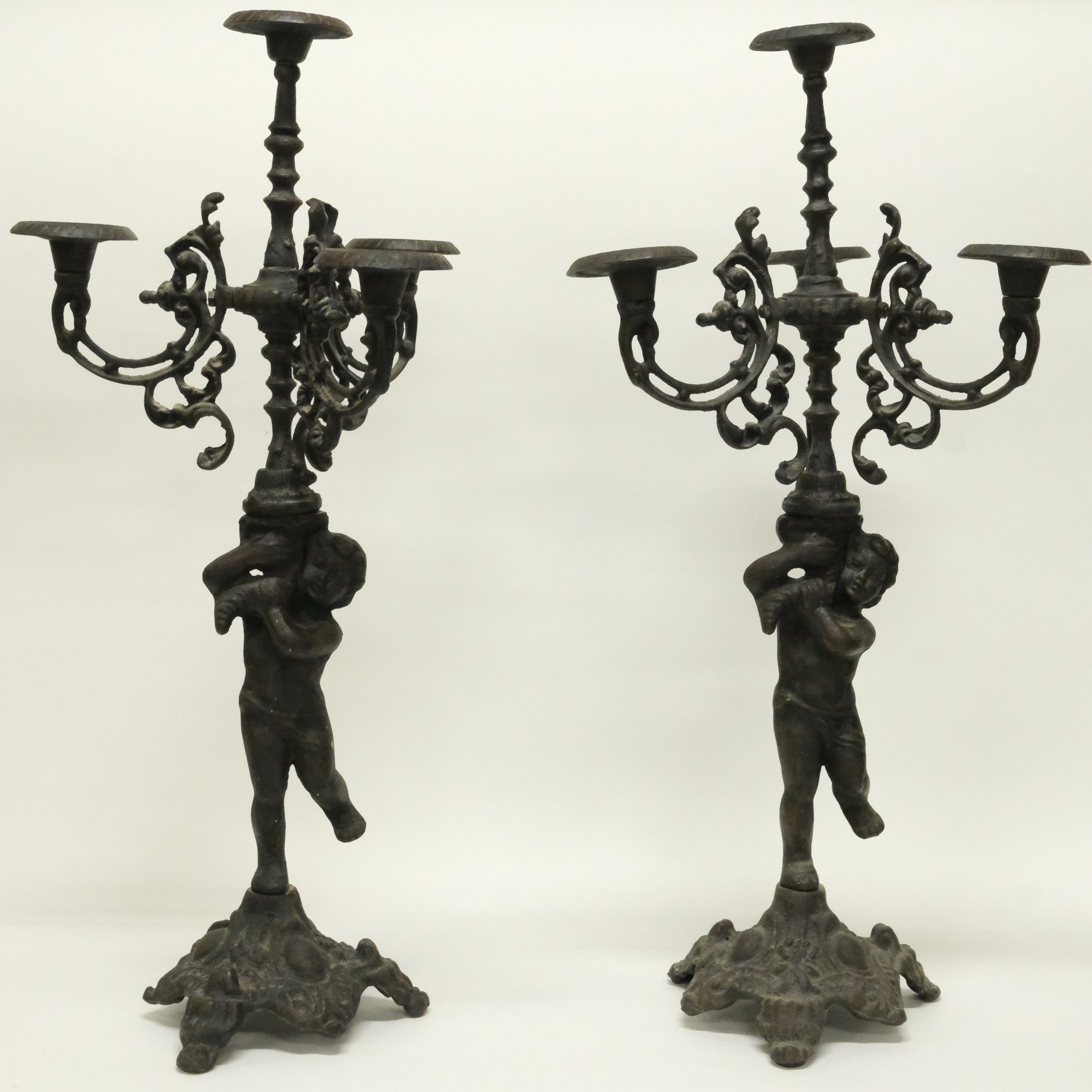 I PAR KANDELABRAR GJUTJÄRN 1900 TAL.