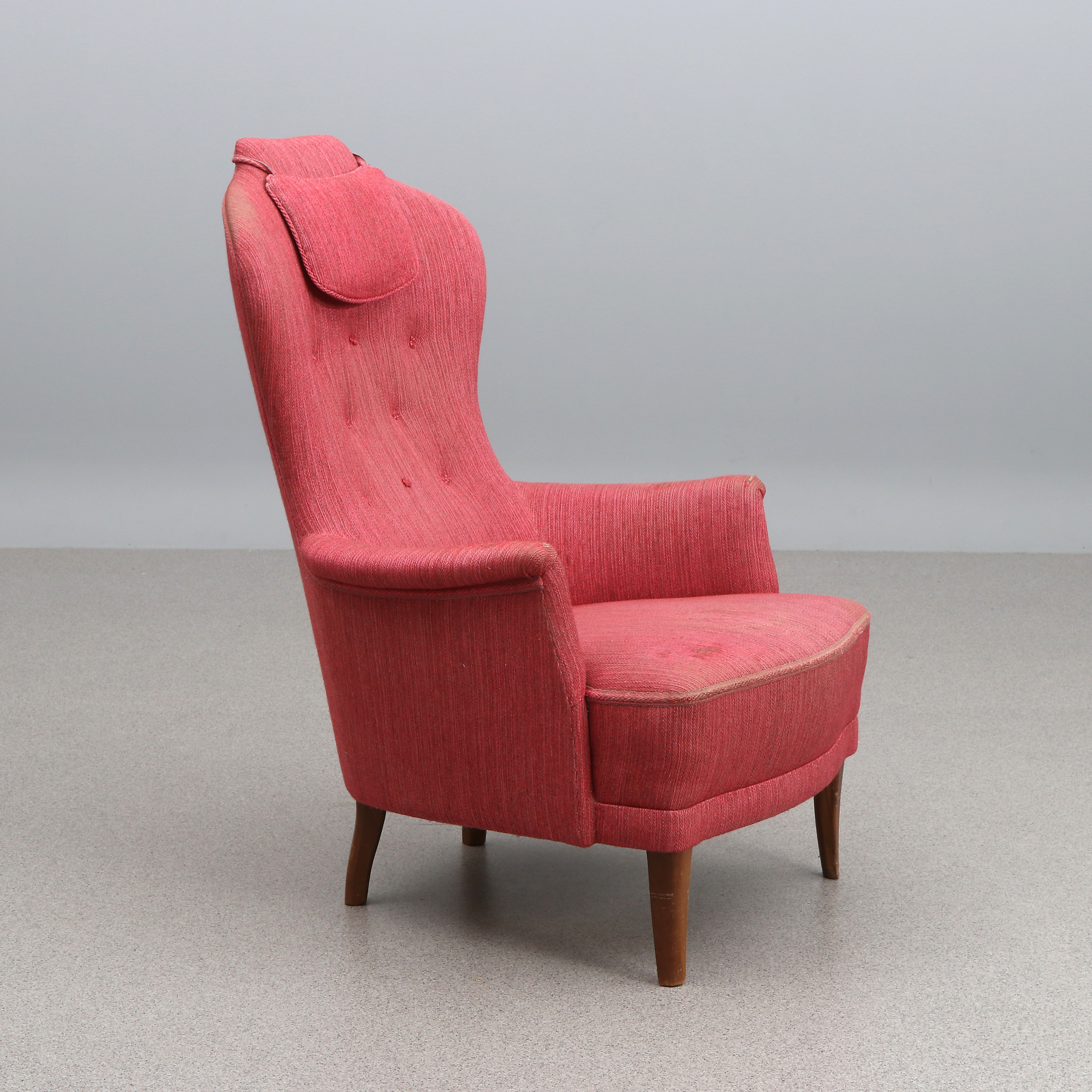 CARL MALMSTEN. FÅTÖLJ. Textilklädsel. "Farmor". AB O.H. Sjögren, plakettmärkt undertill.