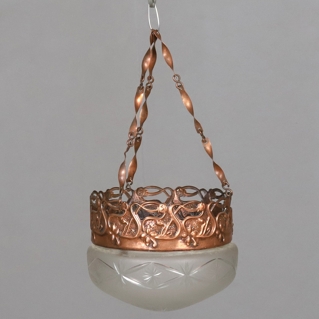 TAKLAMPA. Koppar med frostad/skuren glaskupa, 1900-talets första halva.