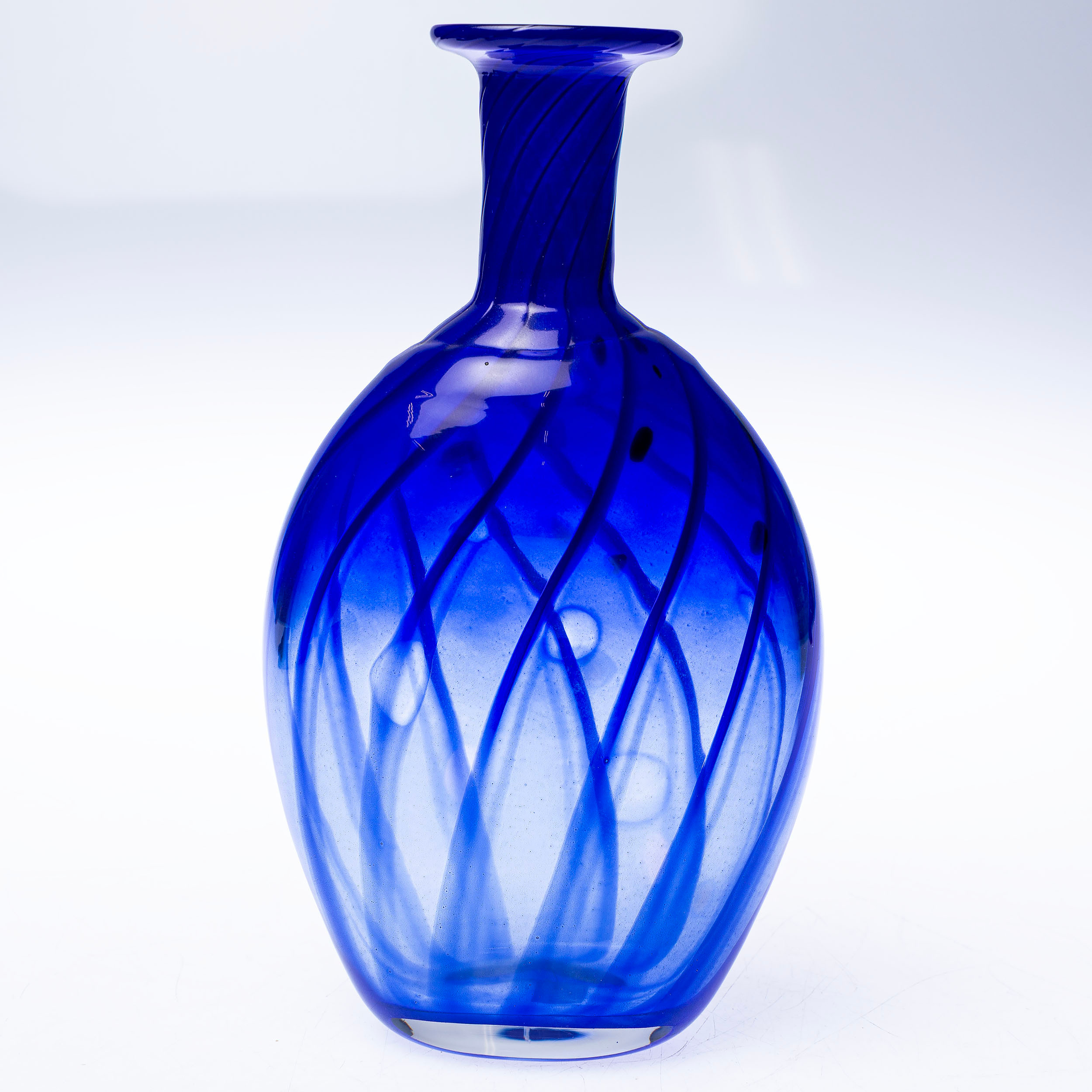 Vas, blått glas, steninge slott, signerad.