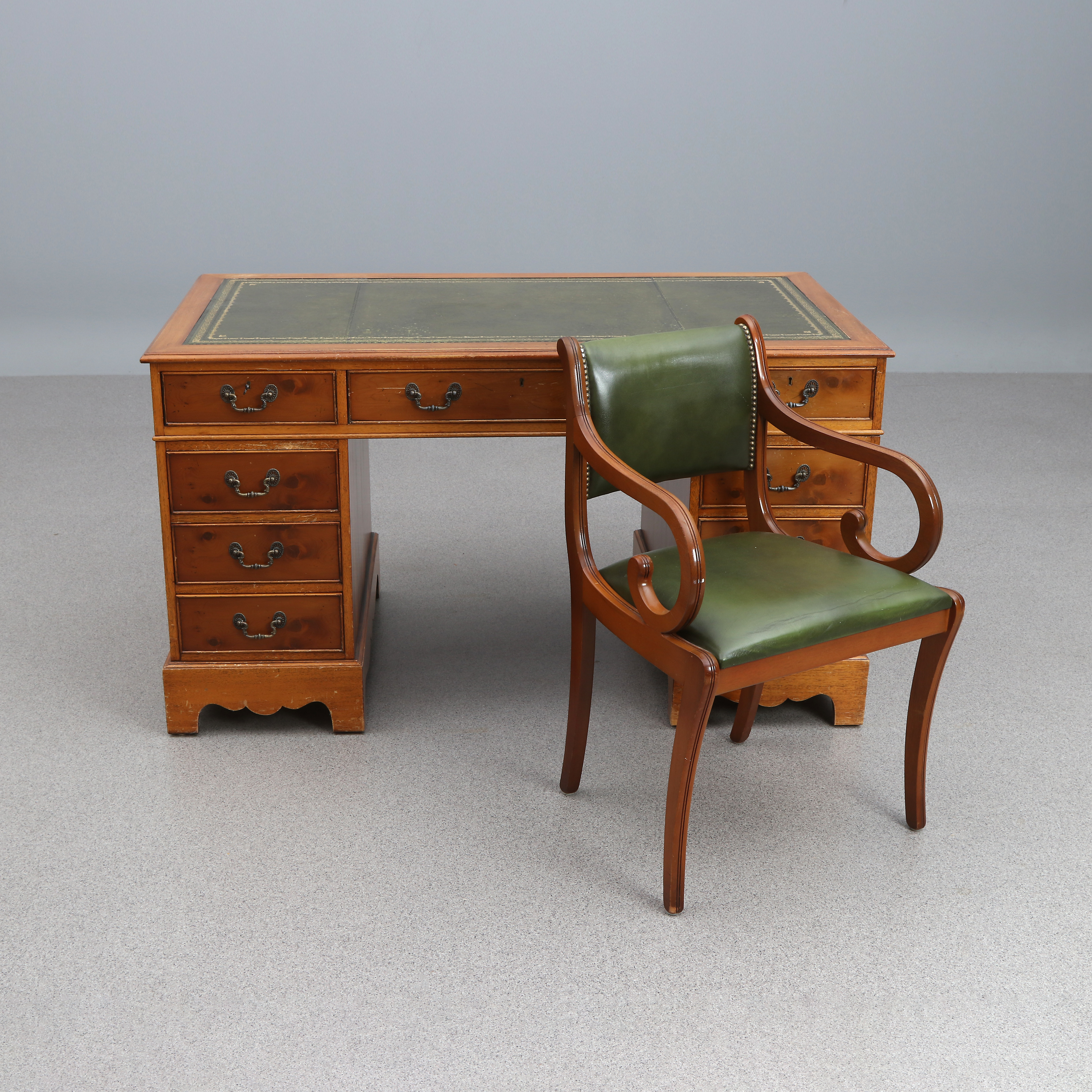 SKRIVBORD OCH STOL. Idegran med skinnklädsel. Engelsk stil, 1900-talets andra hälft.