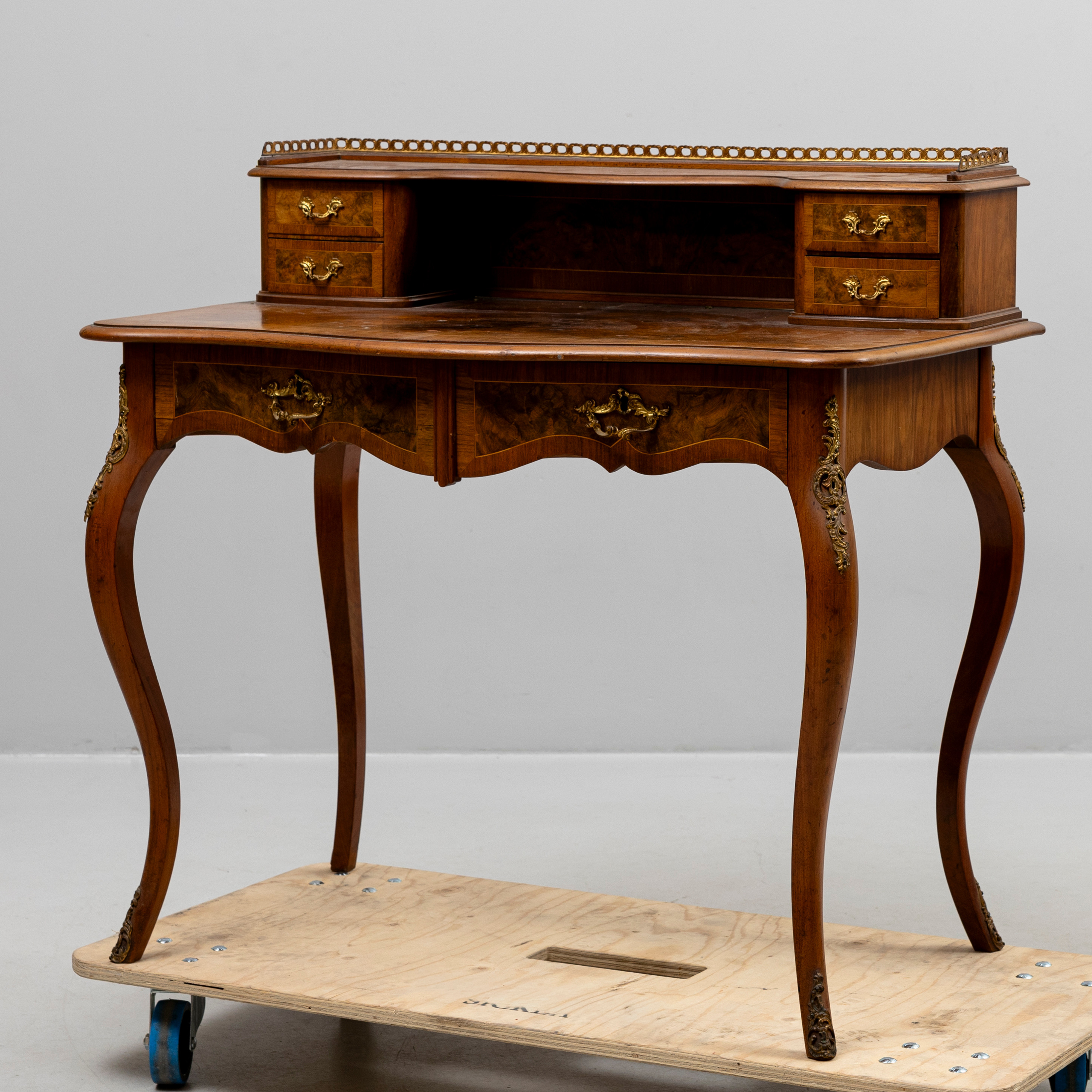 SKRIVBORD, rokokostil, omkring sekelskiftet 1900.