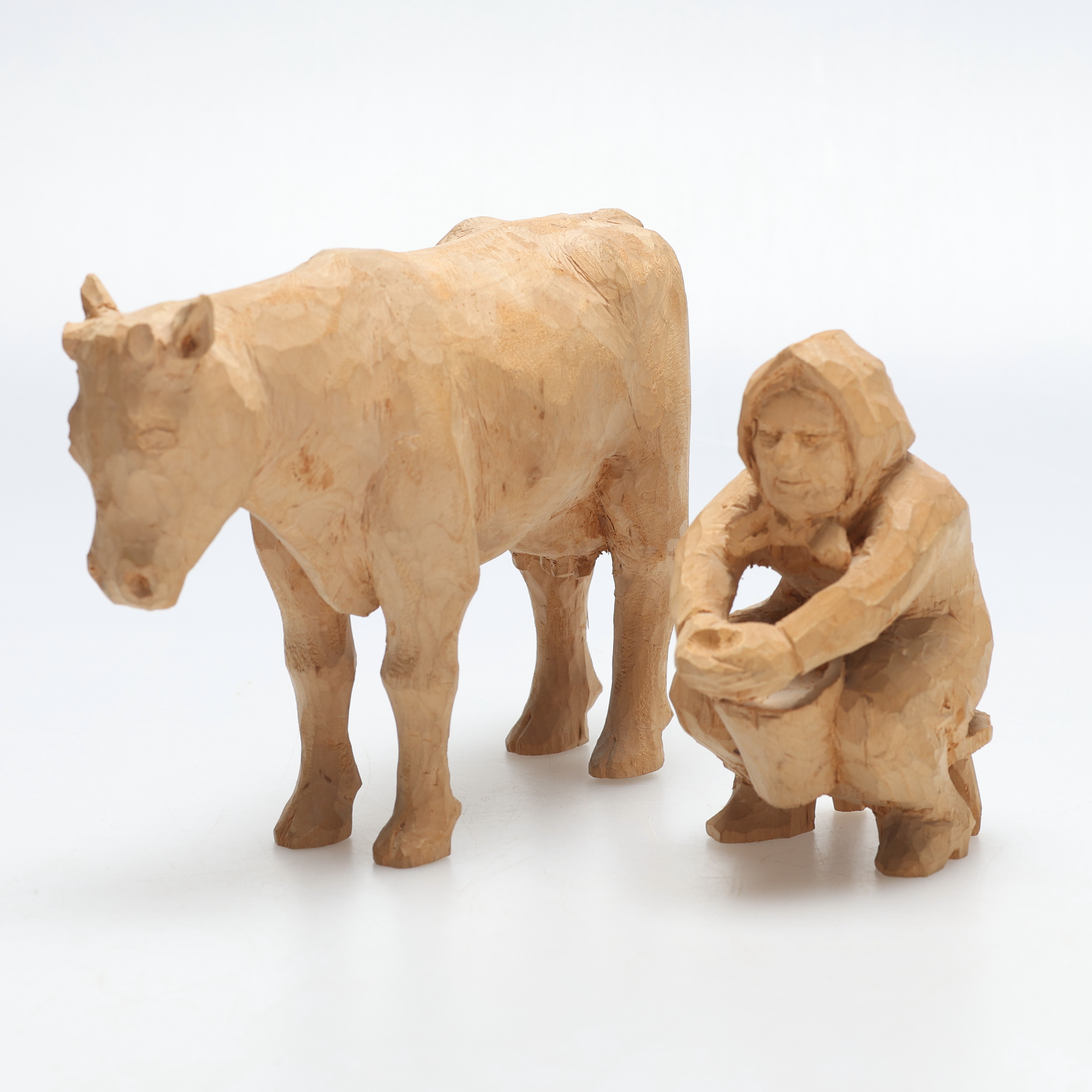 OIDENTIFIERAD KONSTNÄR. SNIDADE TRÄSKULPTURER. 2 st. Ko och piga.