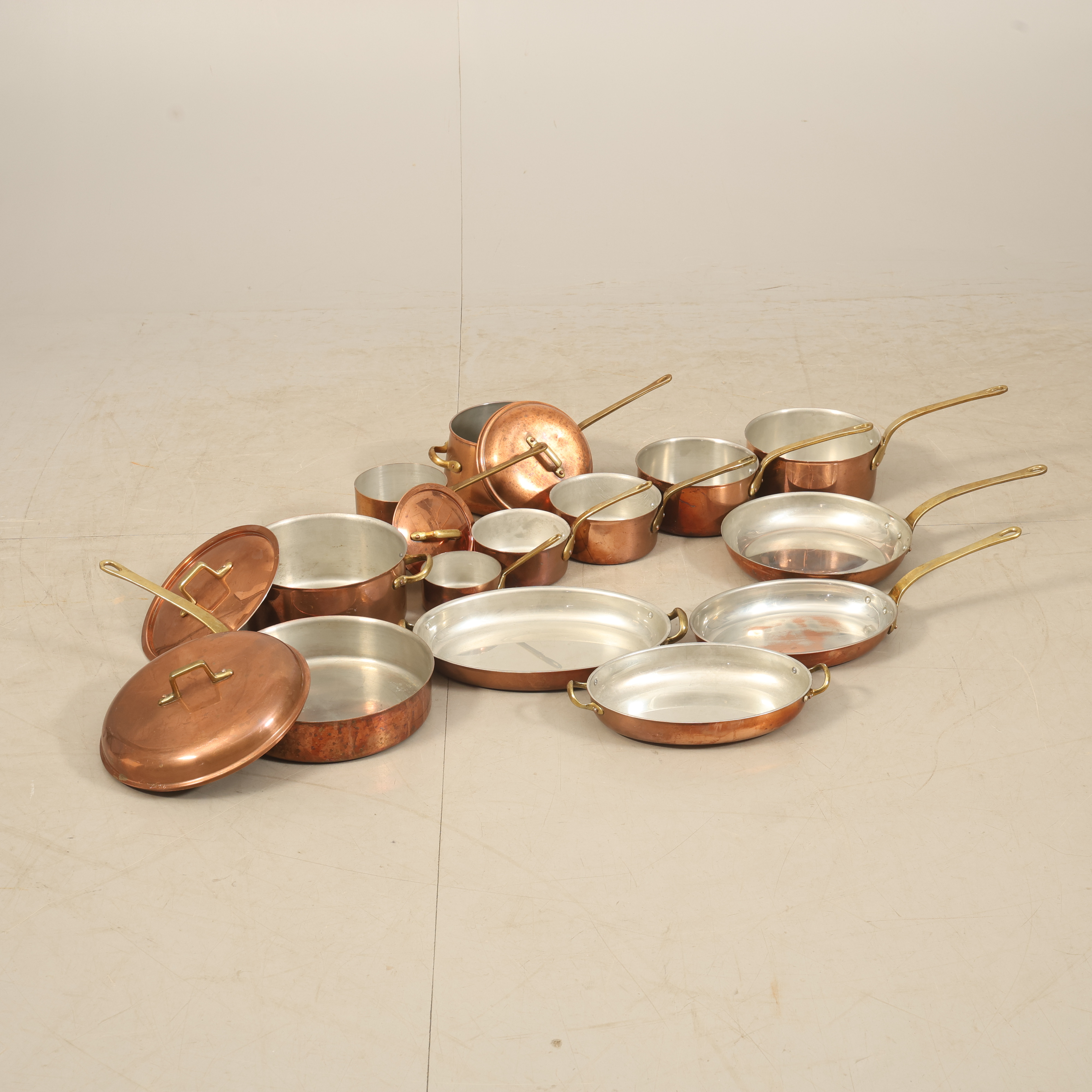 KRÖGARHUSET, 13 del, Kastruller, stekpanna, mm, koppar/mässing.