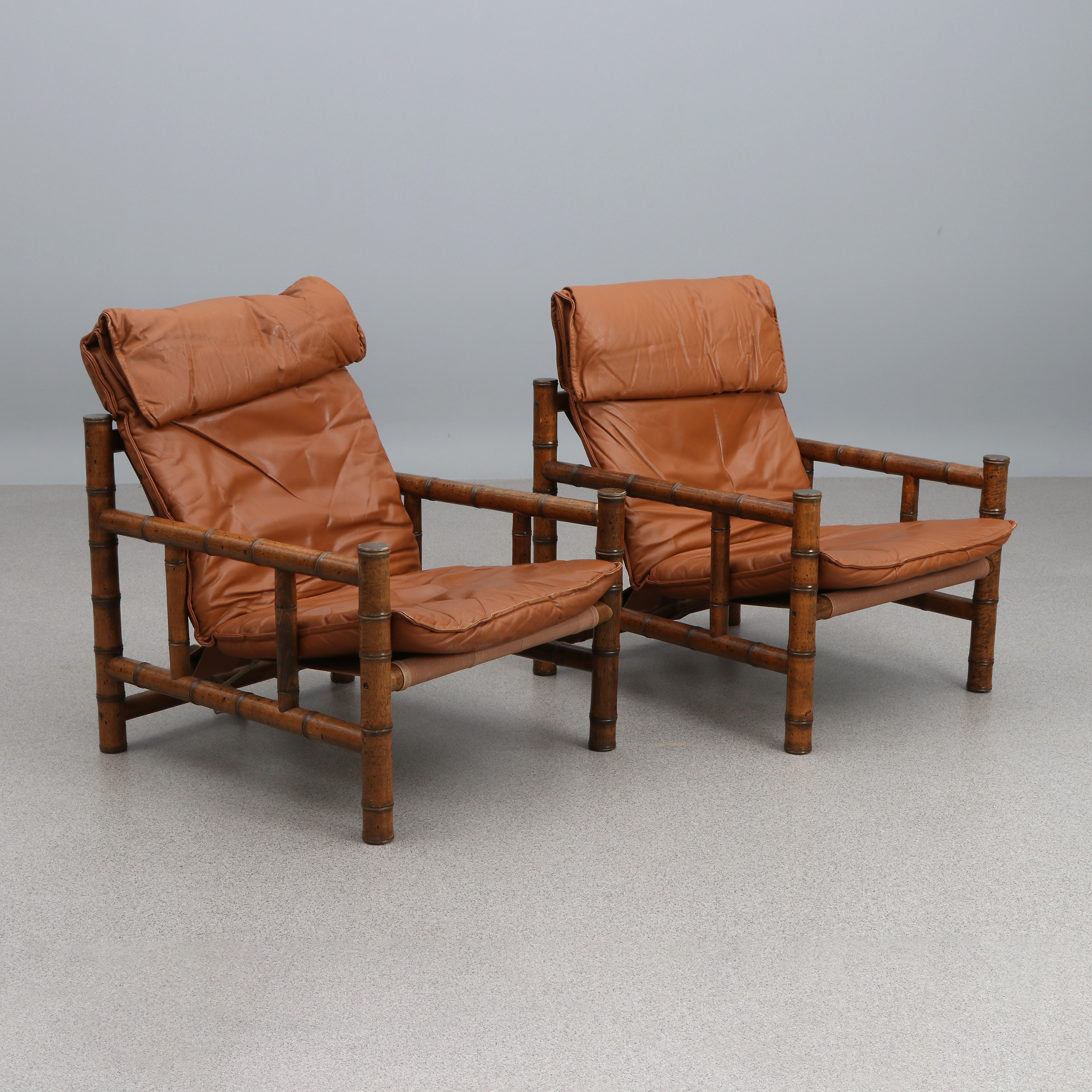 FÅTÖLJER, ETT PAR. Svarvat och betsat trä i bambuimitation, klädsel i textil och skinn. 1900-talets andra hälft.