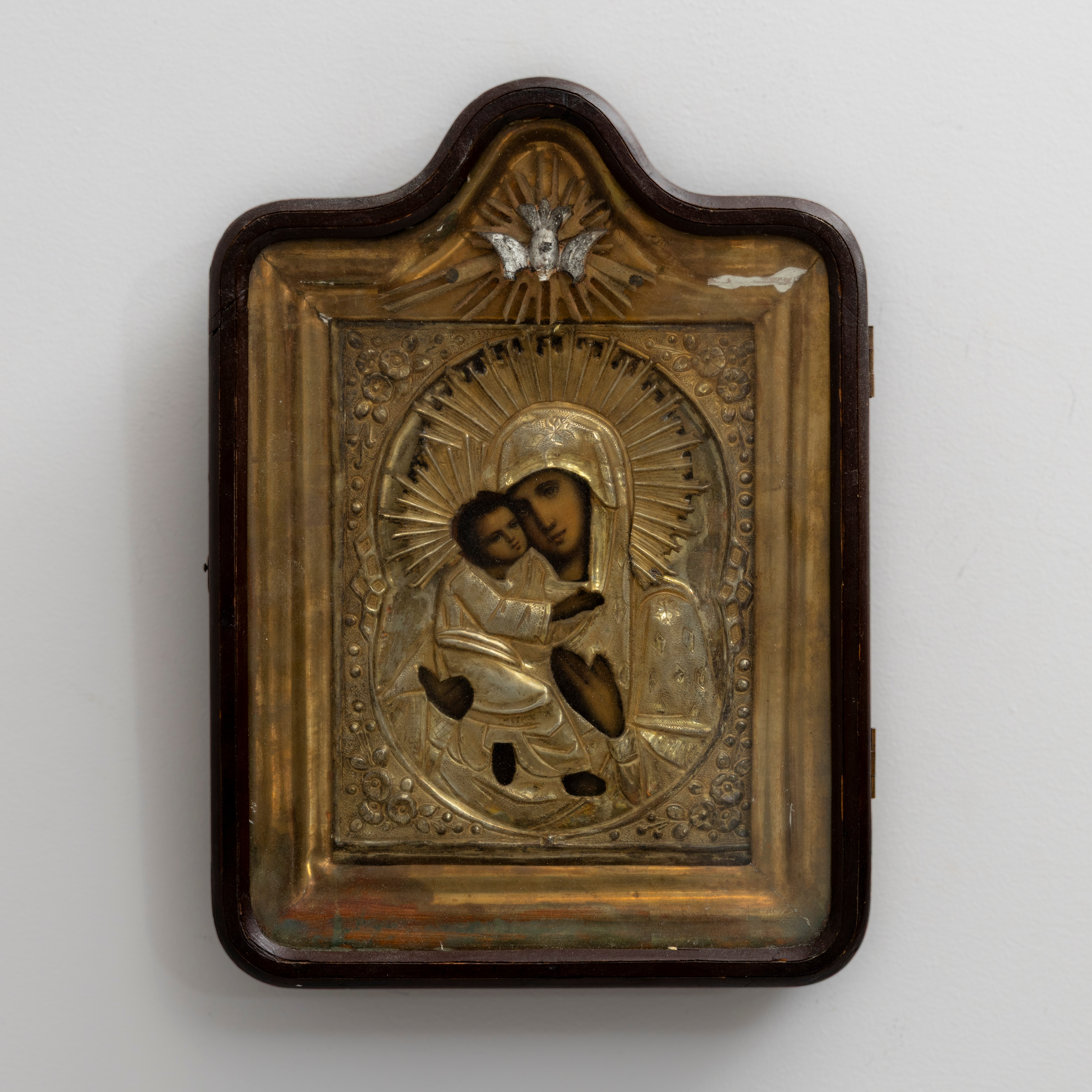 IKON, Jungfru Maria med Jesusbarnet, olja på pannå, rizza av förgylld mässing, 1800-/1900-tal.