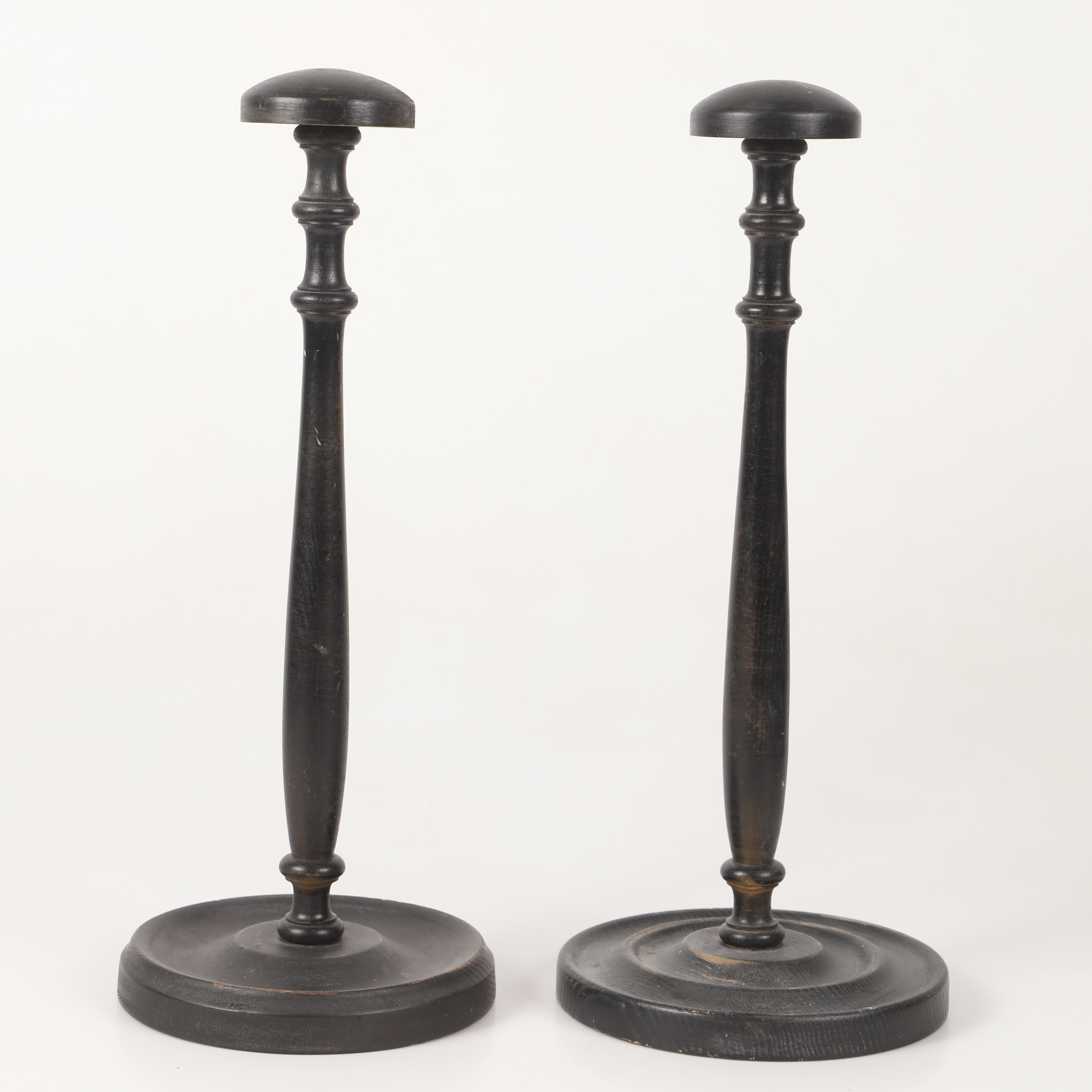 HATTSTÅNG, 2 stycken, trä, 1900-tal.