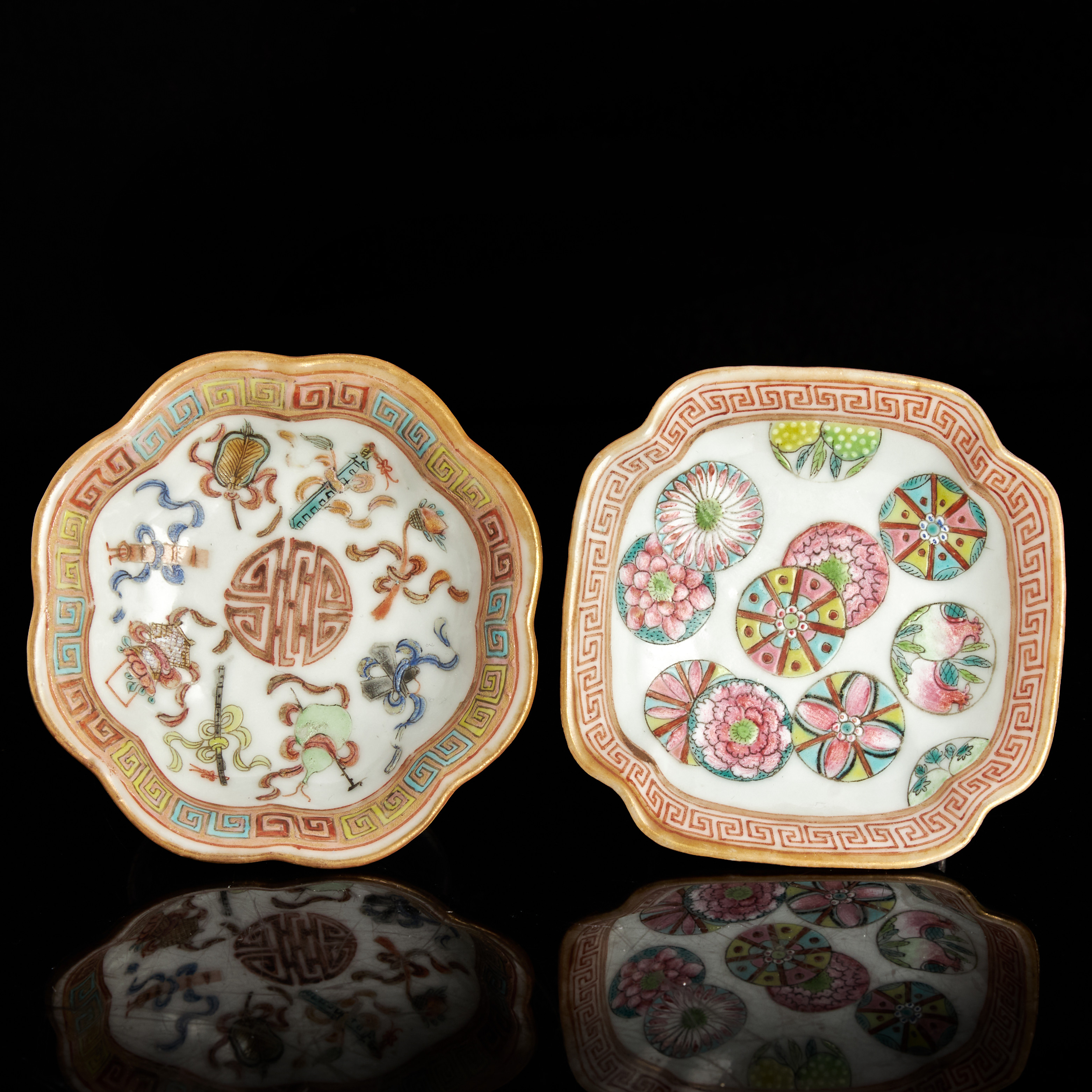 FAT, på fot (2), porslin, Kina, dekor i emaljfärger av "antikviteter" och olika emblem, sen Qingdynastin (1644-1912).