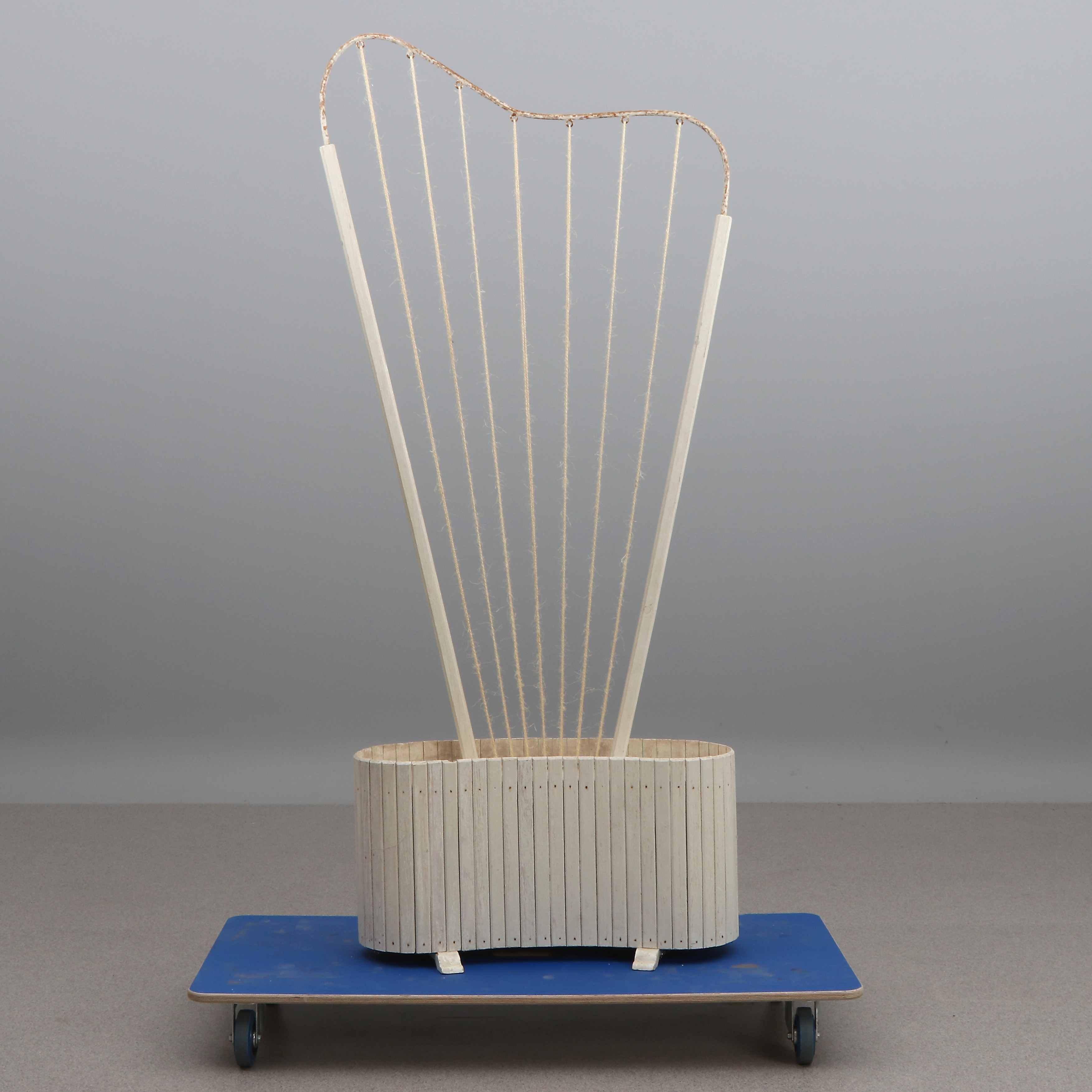 BLOMSTERSPALJÉ. Bemålat trä och smide. Swedish Modern, 1940-tal.