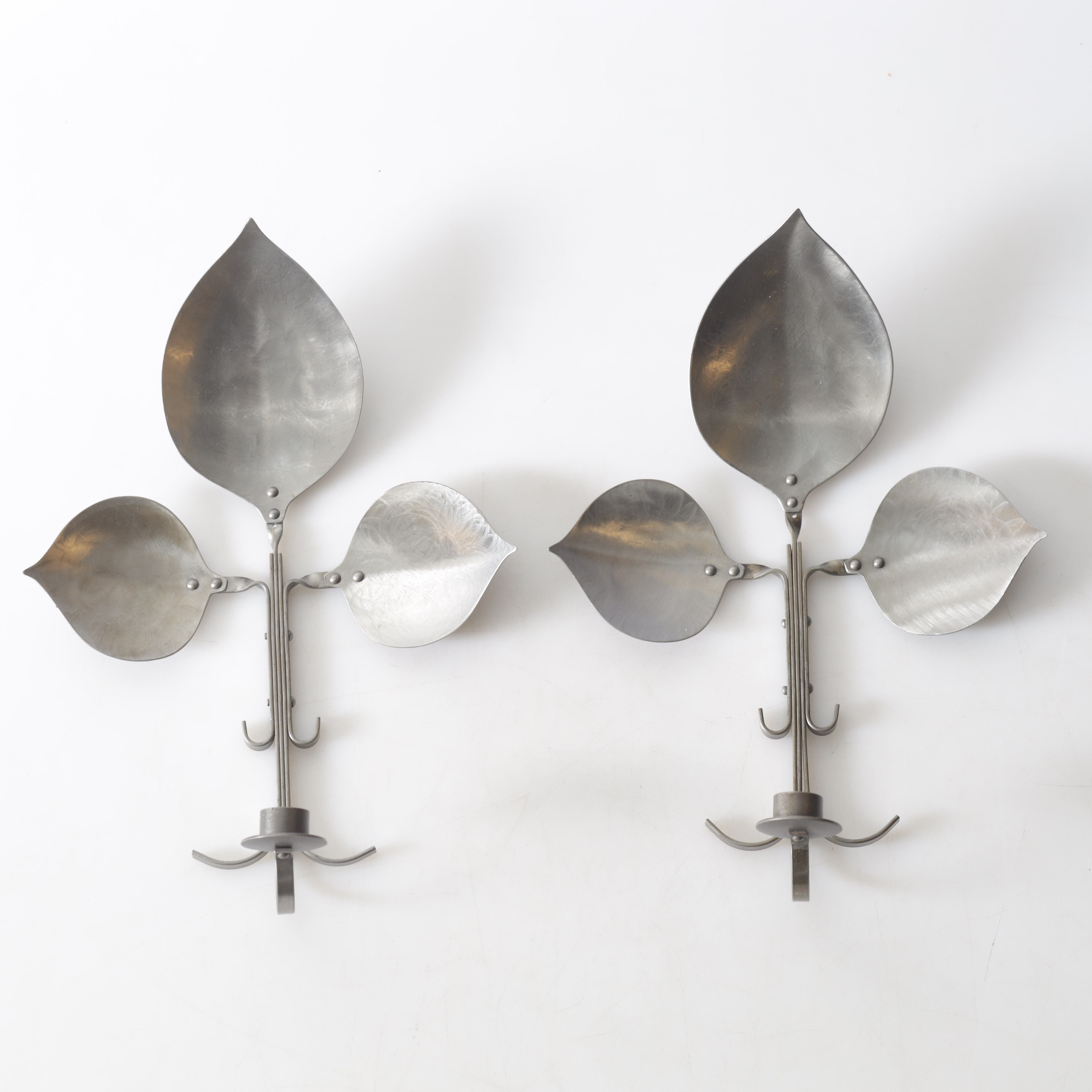 VÄGGLAMPETTER, ett par, tenn, Landstingets verkstäder, 1900-talets andra hälft.