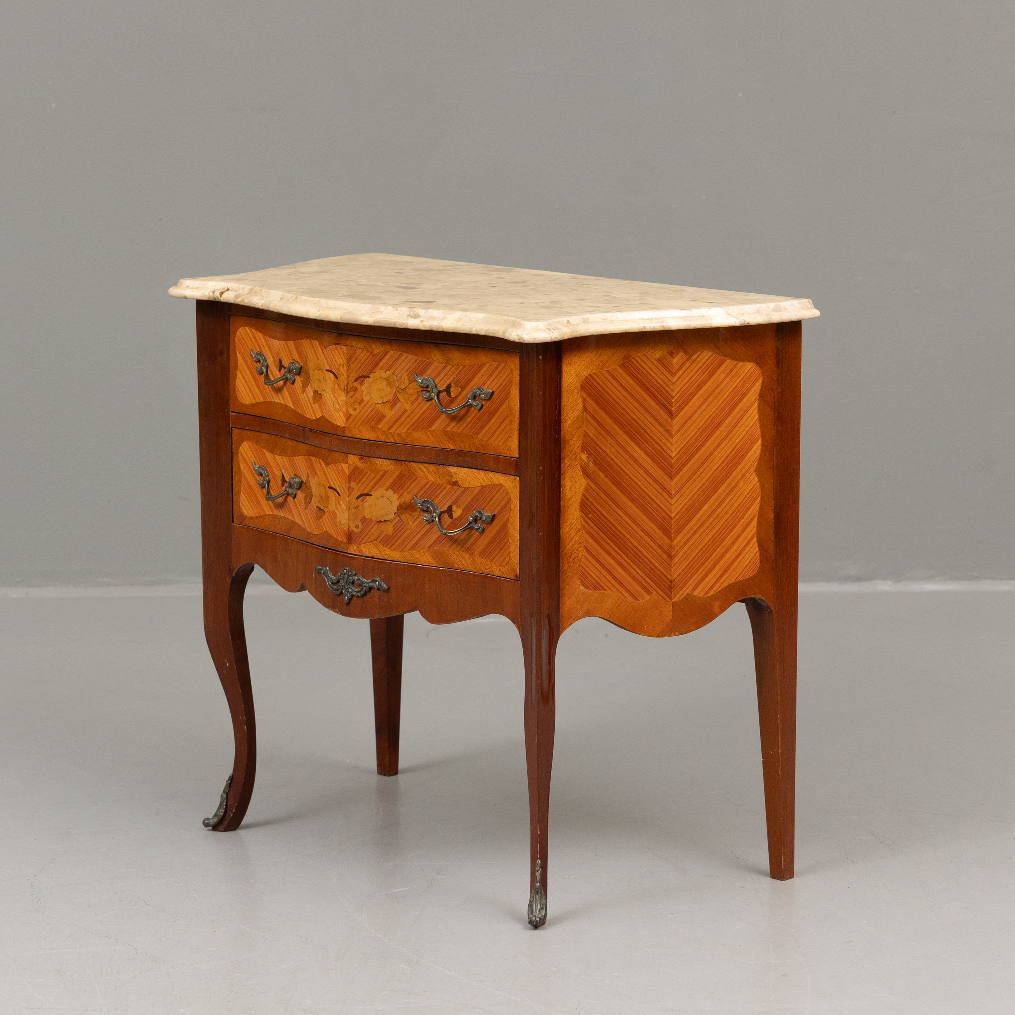 BYRÅ, marmorskiva, rokokostil, 1900-talets andra hälft.