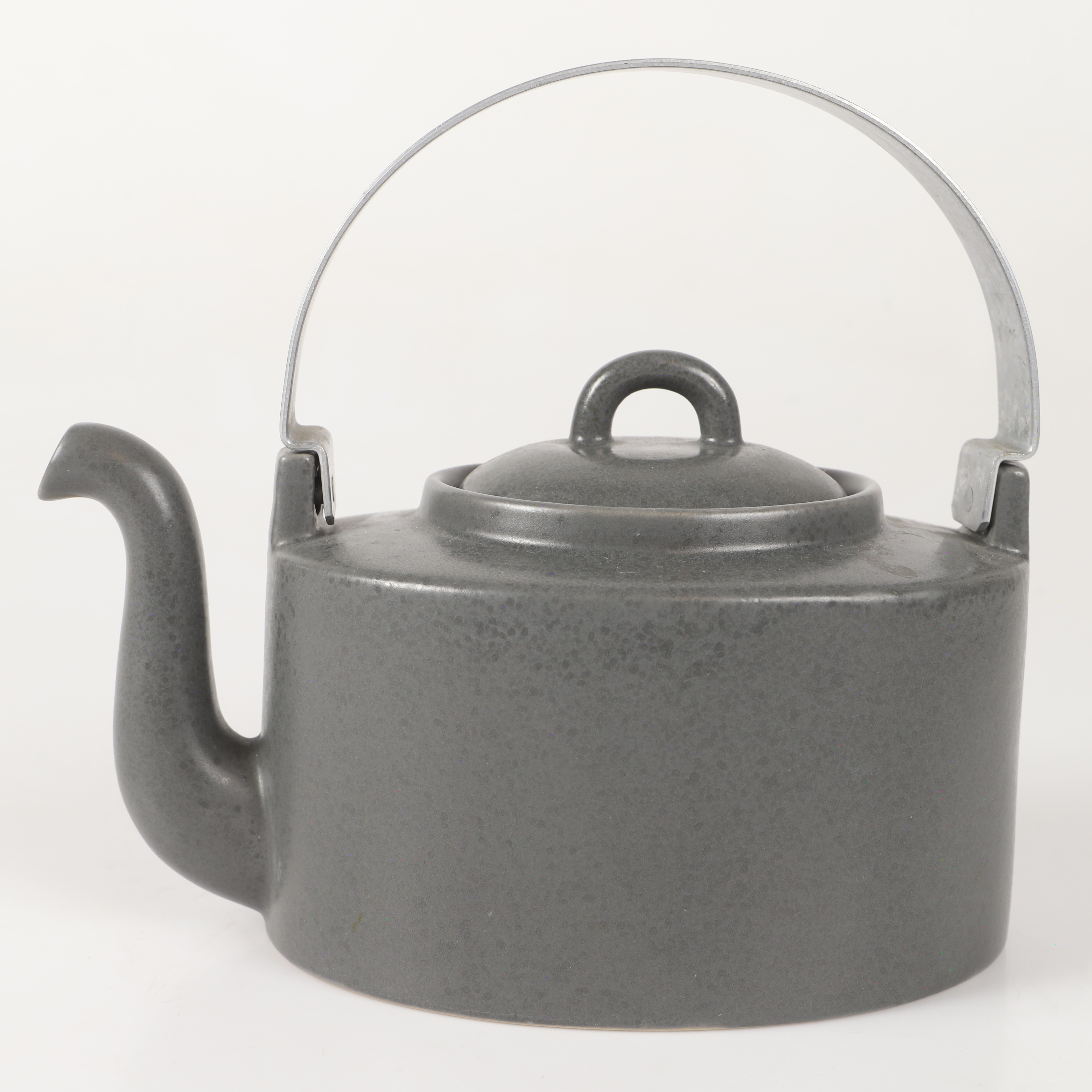 SIGNE PERSSON-MELIN. Tekanna, keramik/metall, Stockholm Design House.