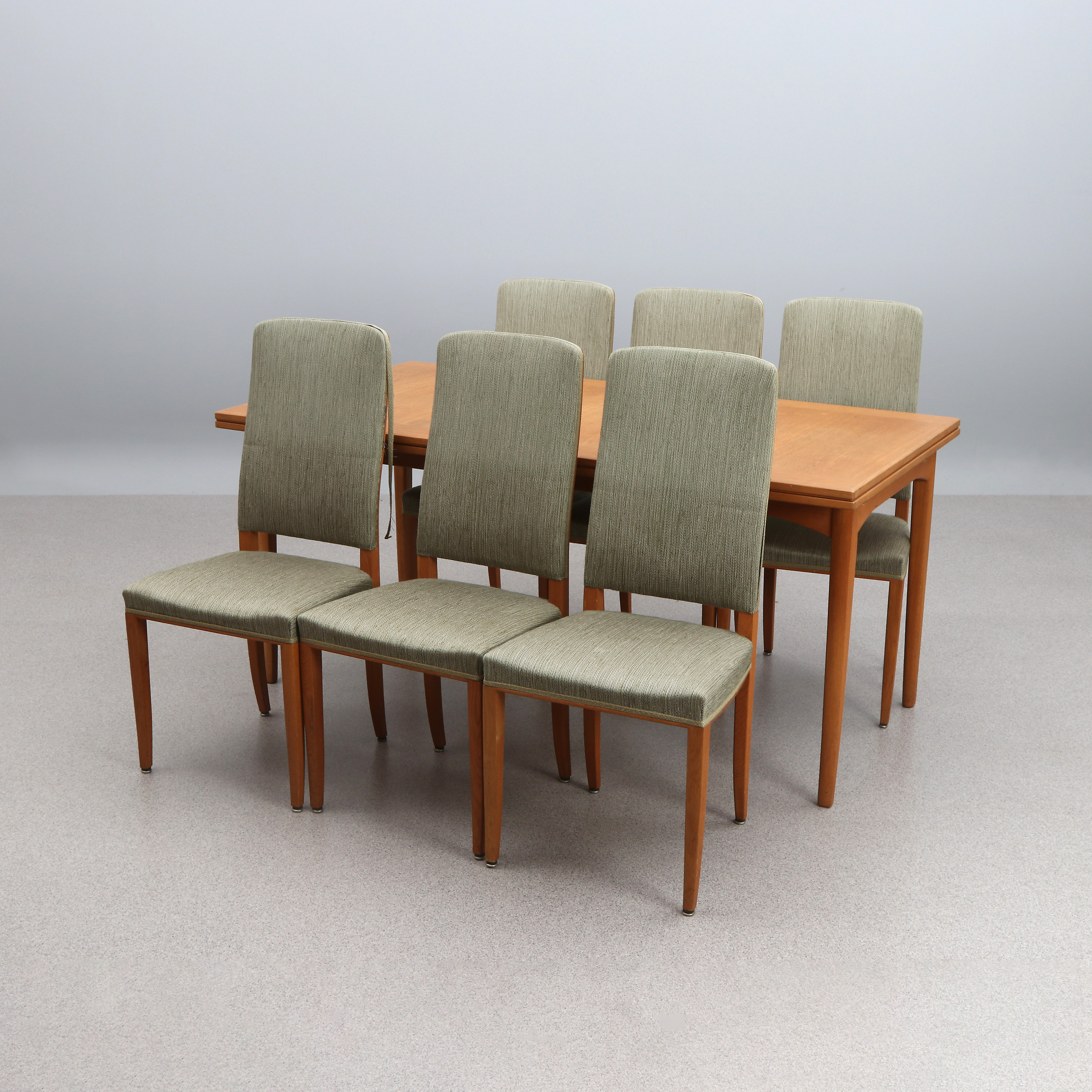 CARL MALMSTEN. MATGRUPP, SJU DELAR. Ek med textilklädsel. "Calmare nyckel". Plakettmärkta.