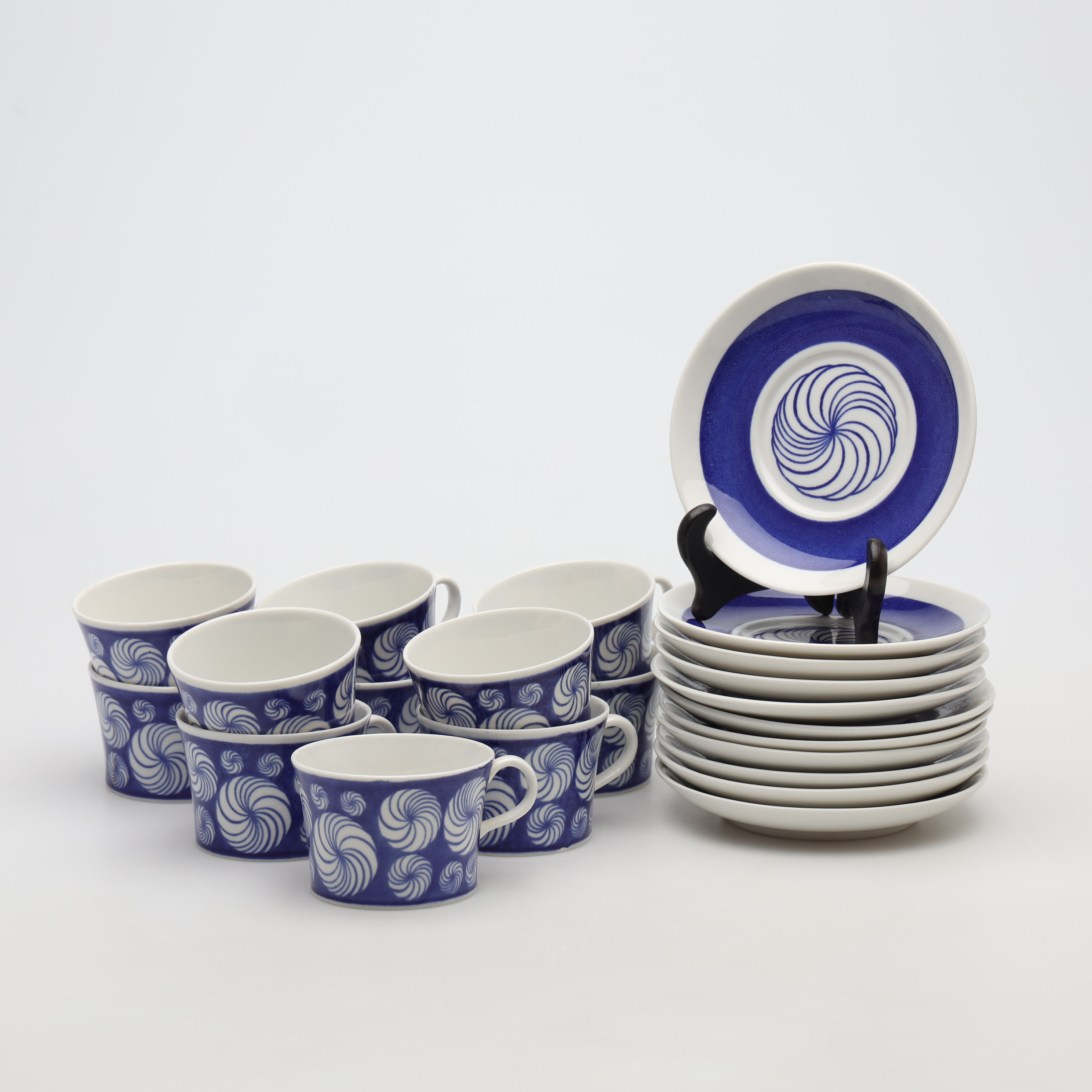 KAFFEKOPPAR MED FAT, 22 stycken, "Snurre", Rörstrand.