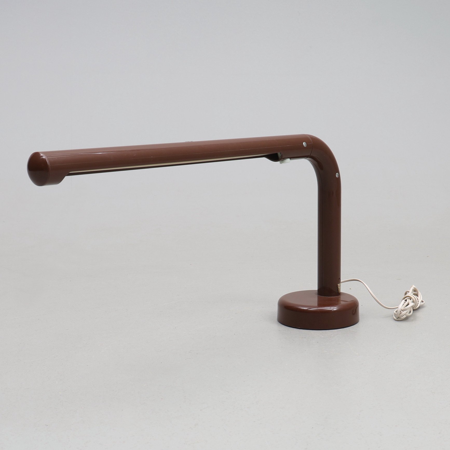 ANDERS PEHRSON. ”Tuben” bordslampa, brun, metall och plast, Atelje Lyktan Åhus, Sverige.