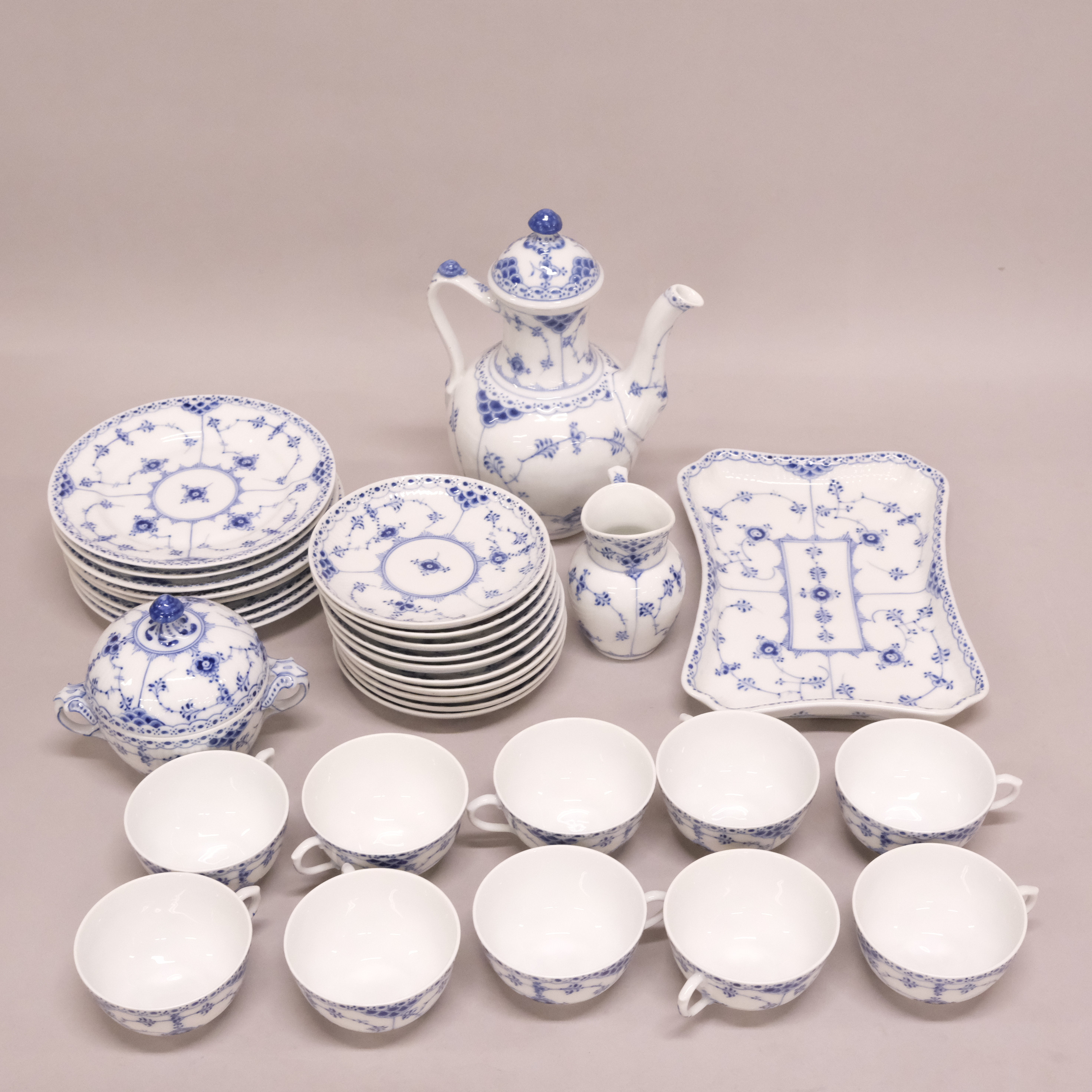 SERVISDELAR, "MUSSELMALET", HALVBLOND, ROYAL COPENHAGEN, 32 DELAR.