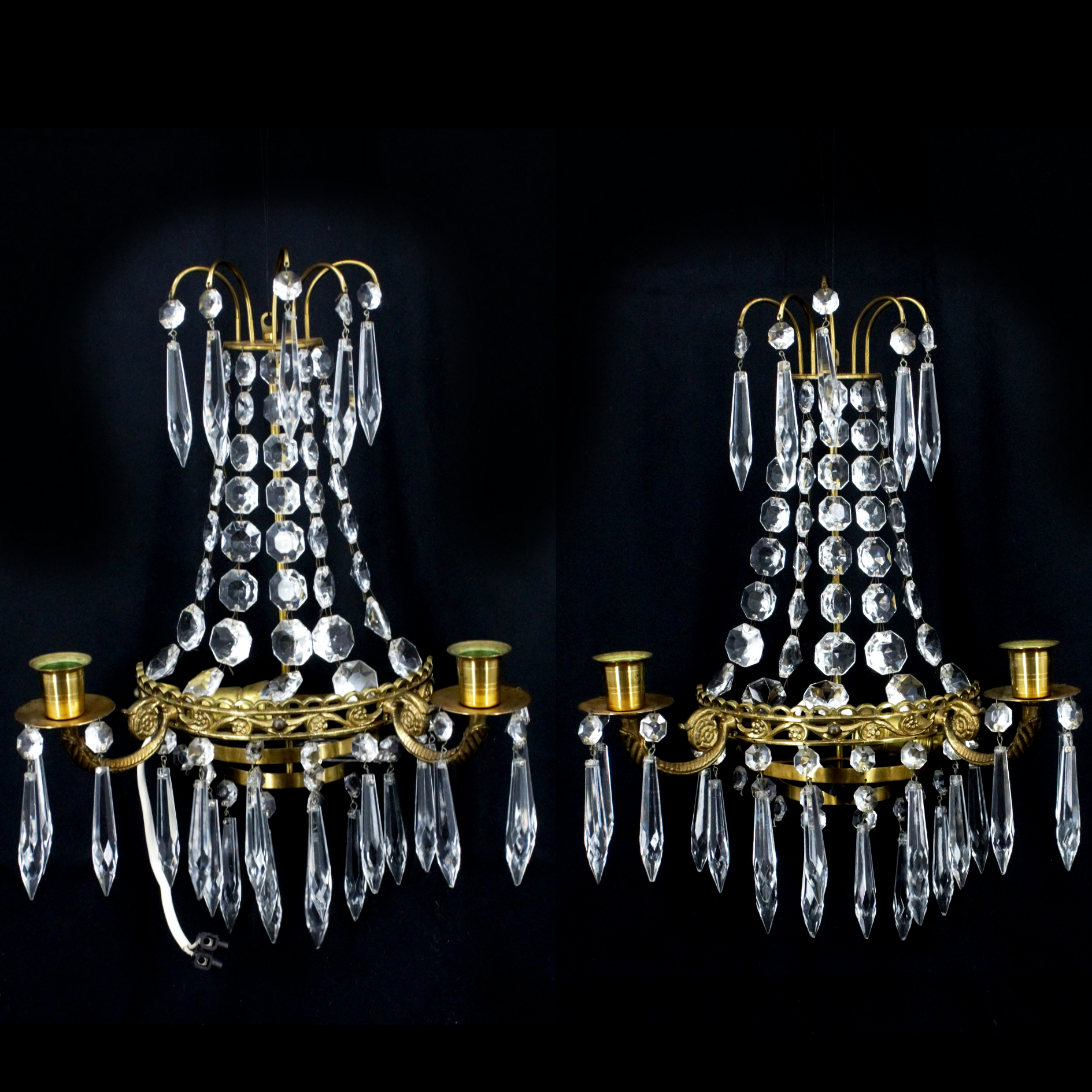 VÄGGLYSTER, 2 delar, gustaviansk stil, ett lampfäste vardera, mässing, prismor av kristall, 1900-tal.