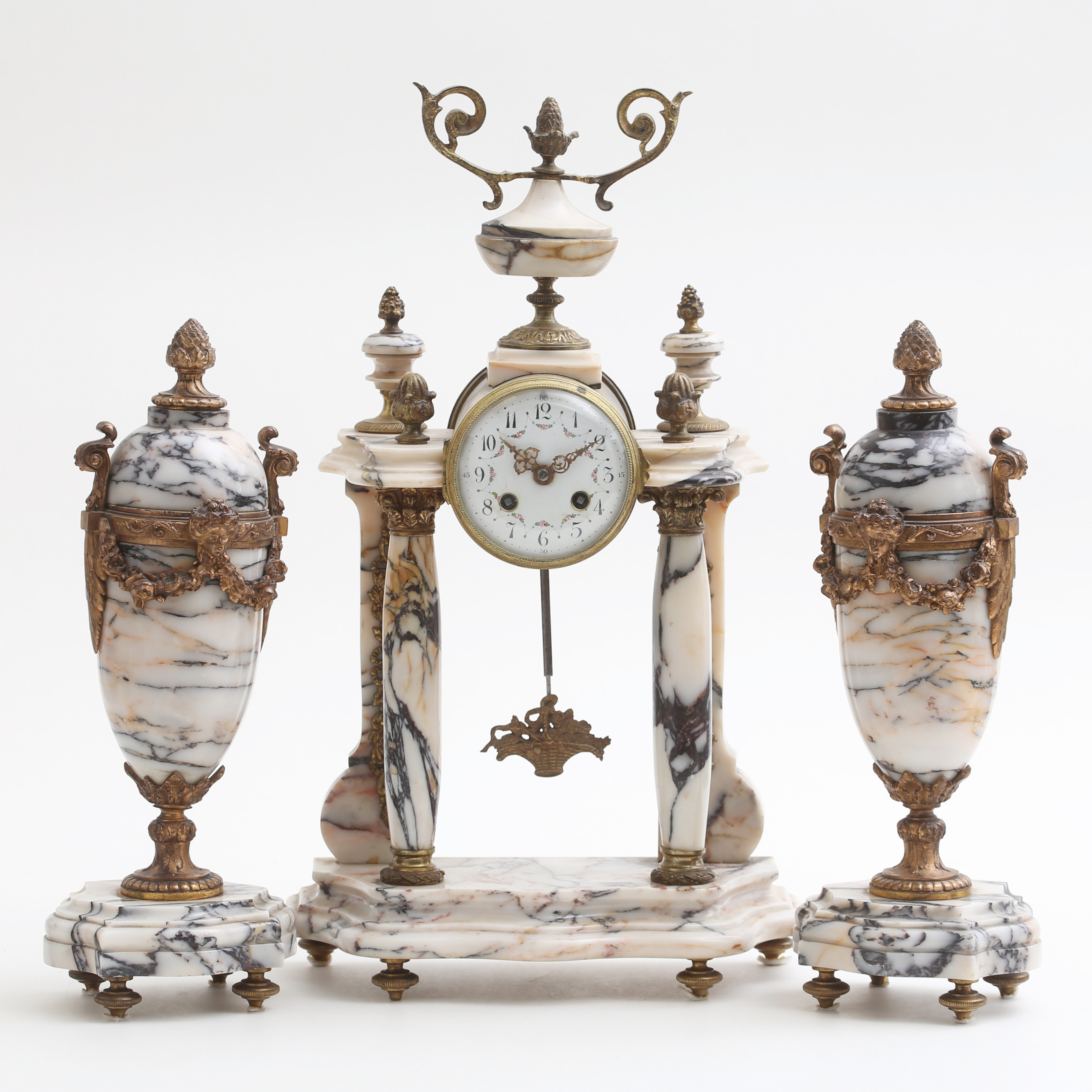 PORTALKLOCKA med amforavaser, ett par, marmor/ mässing, 1900-tal.