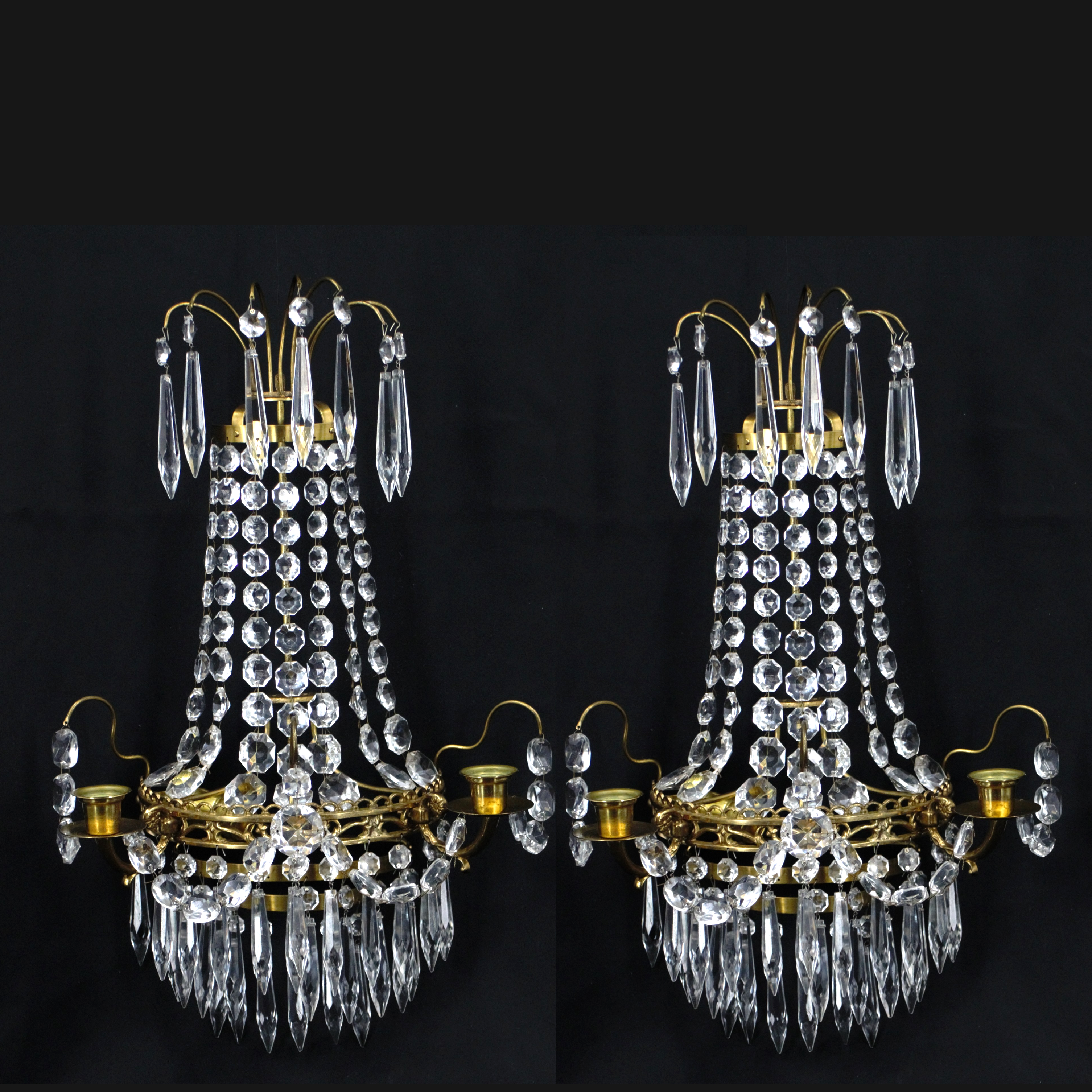 VÄGGLYSER, 2 delar, gustaviansk stil, 1 ljuspunkt vardera, mässing, prismor av kristall, 1900-tal.