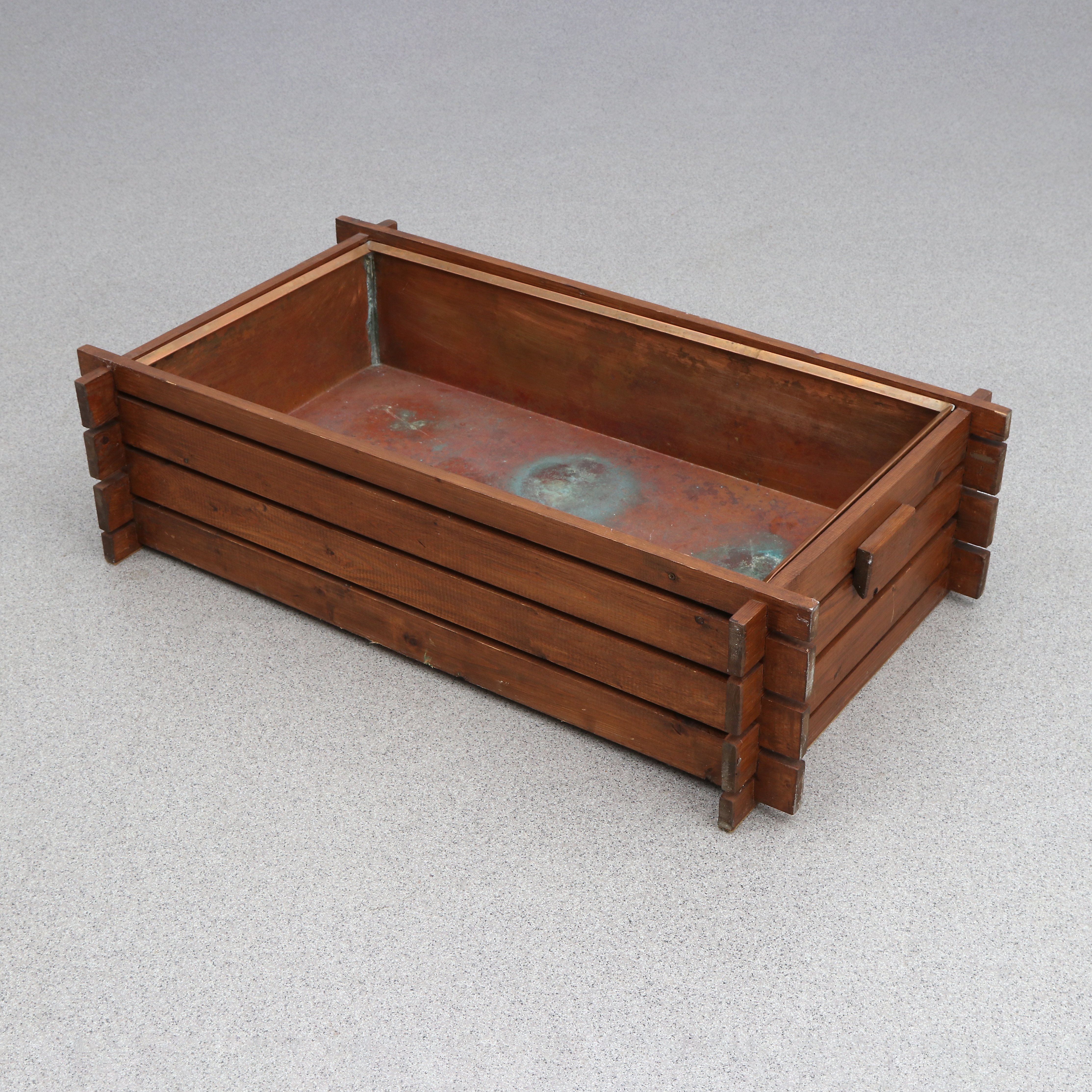 BLOMSTERBORD. Betsad furu med kopparinsats. 1900-talets andra hälft.