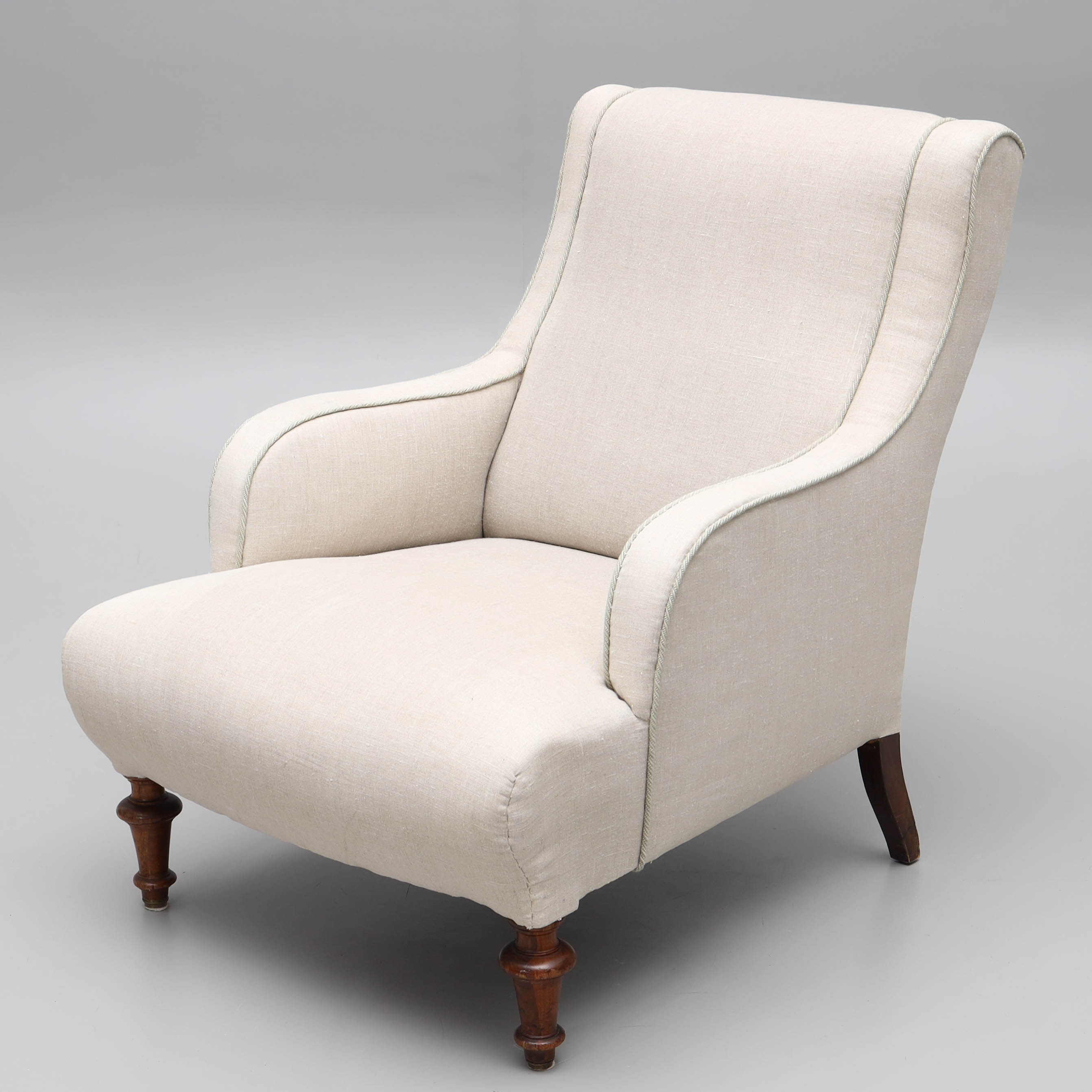 FÅTÖLJ, klädd i linne, betsade ben, engelsk stil, 1900-tal.