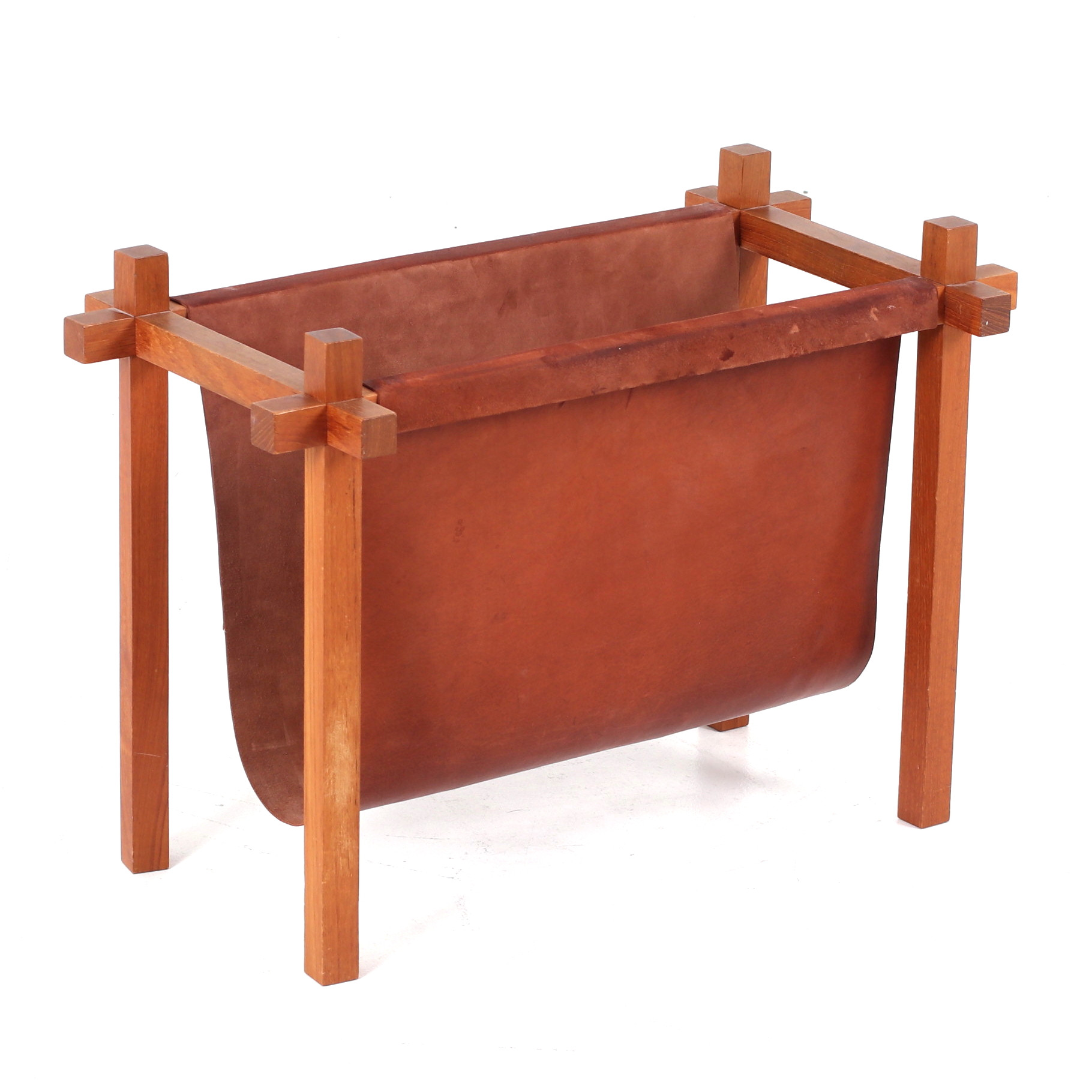 SKJØDE KNUDSEN. Tidningsställ 220, lövträ, läder, troligen Ateljé Forma, Hjo, ca 1961.