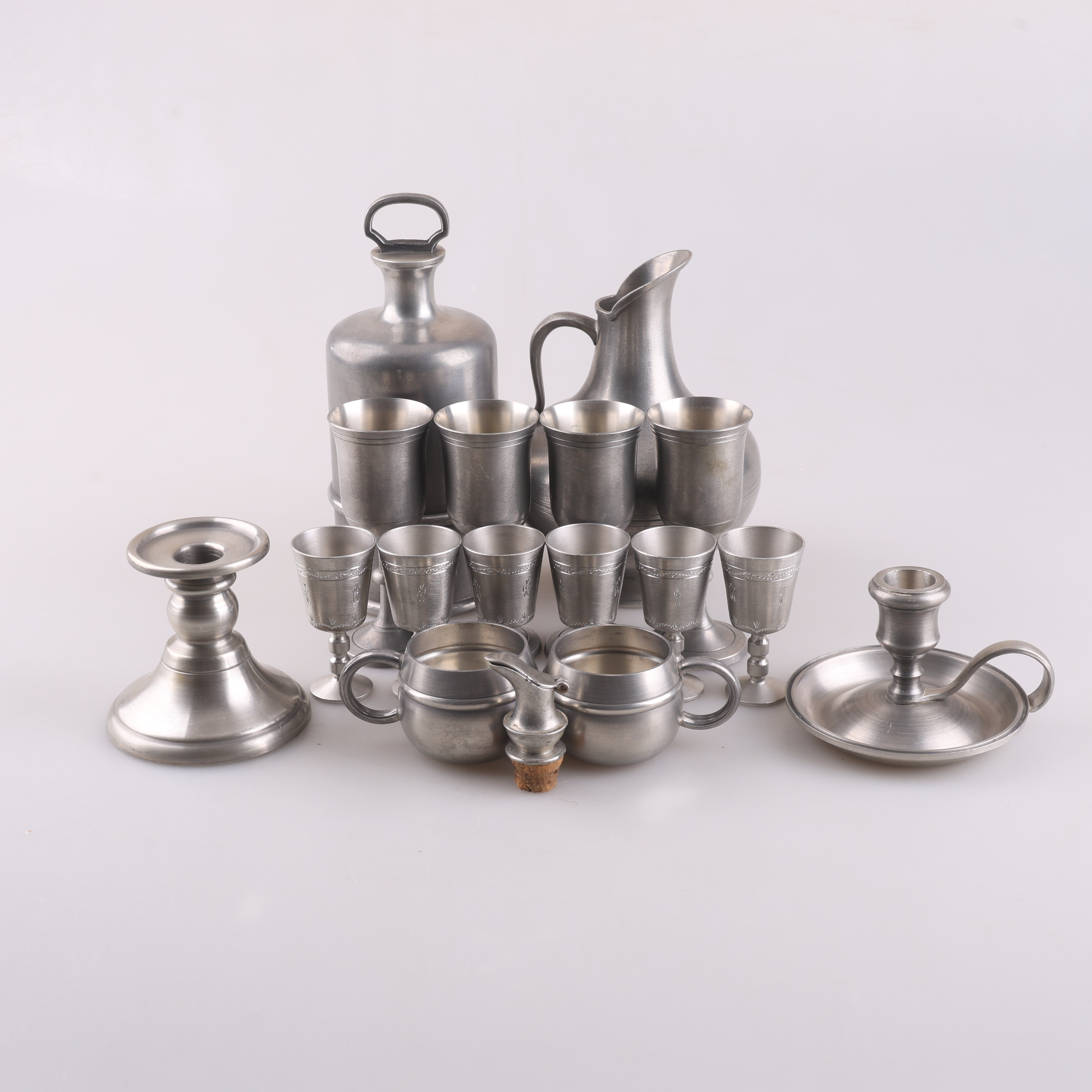 SNAPSGLAS, KARAFF, LJUSHÅLARE mm, 17 delar, tenn, bl.a, Scandiatenn.