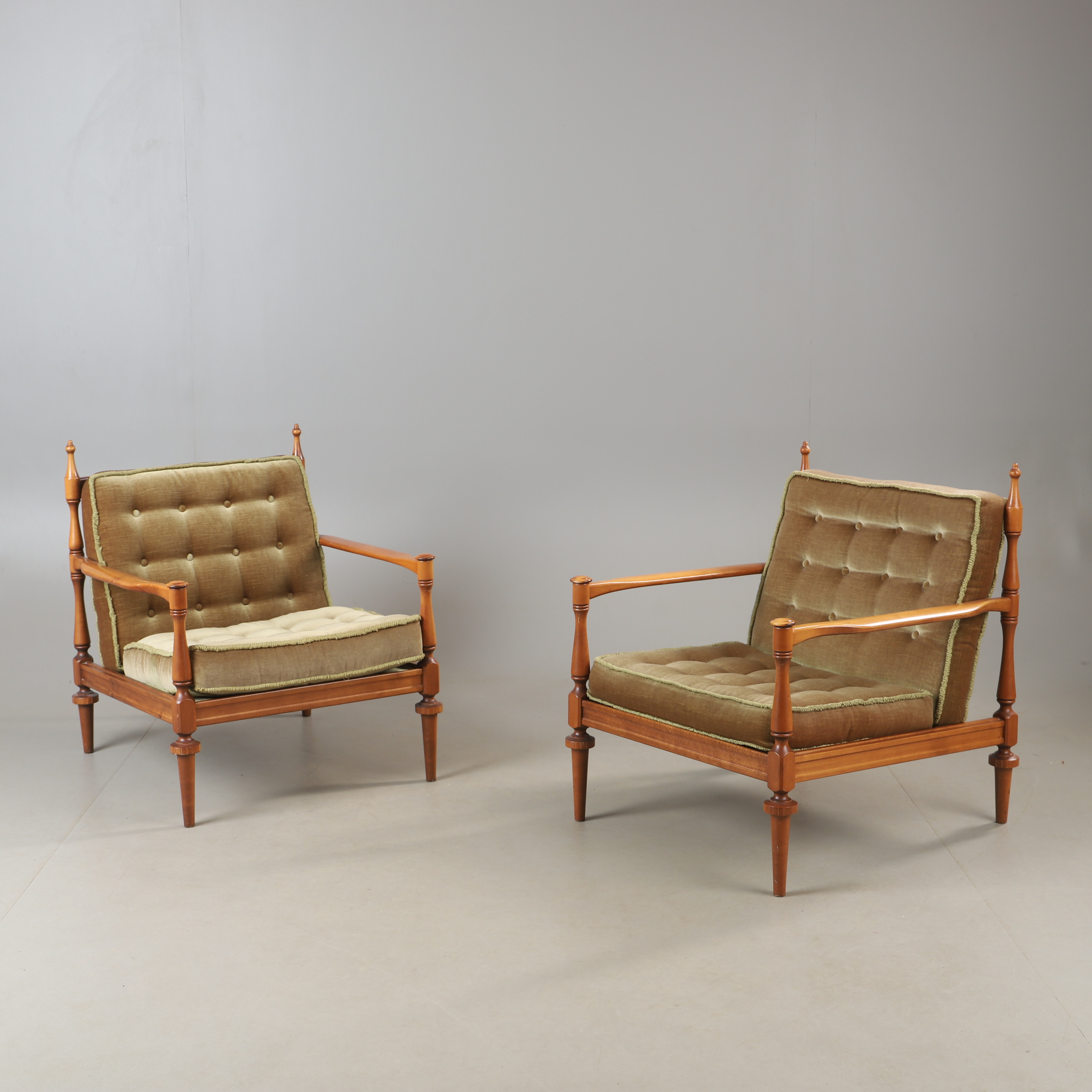 FÅTÖLJER, 1 par, bok med plyschklädsel, 1900-talets andra hälft.