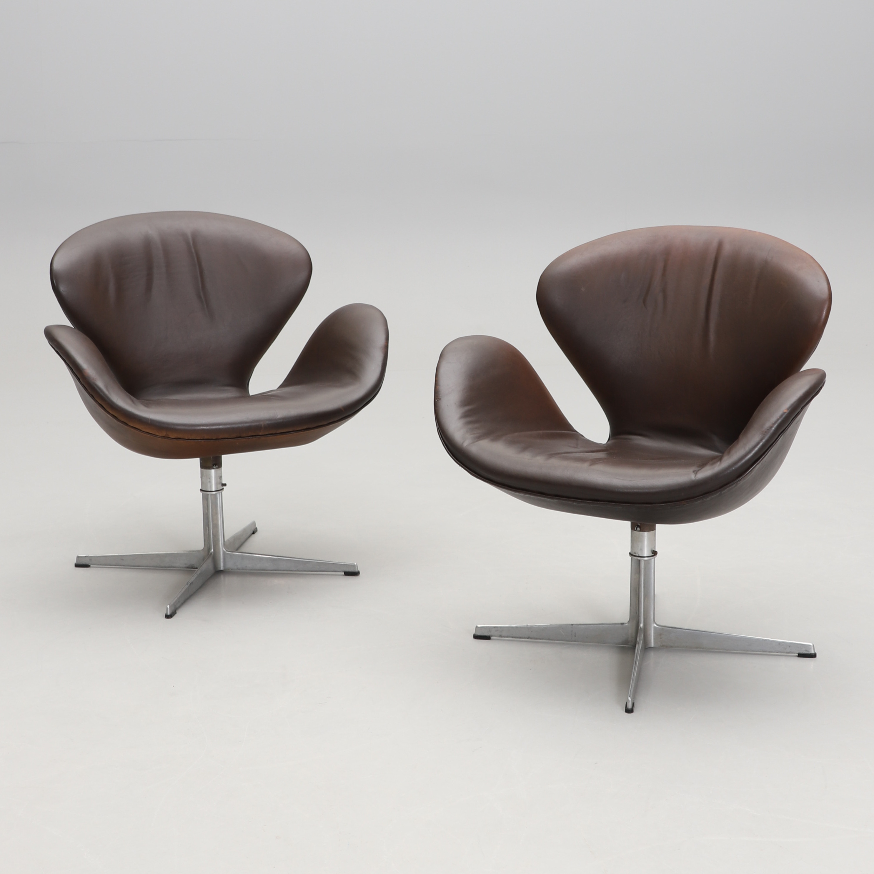 ARNE JACOBSEN. FÅTÖLJER, ett par, "Svanen", Fritz Hansen, Danmark 1970-tal.