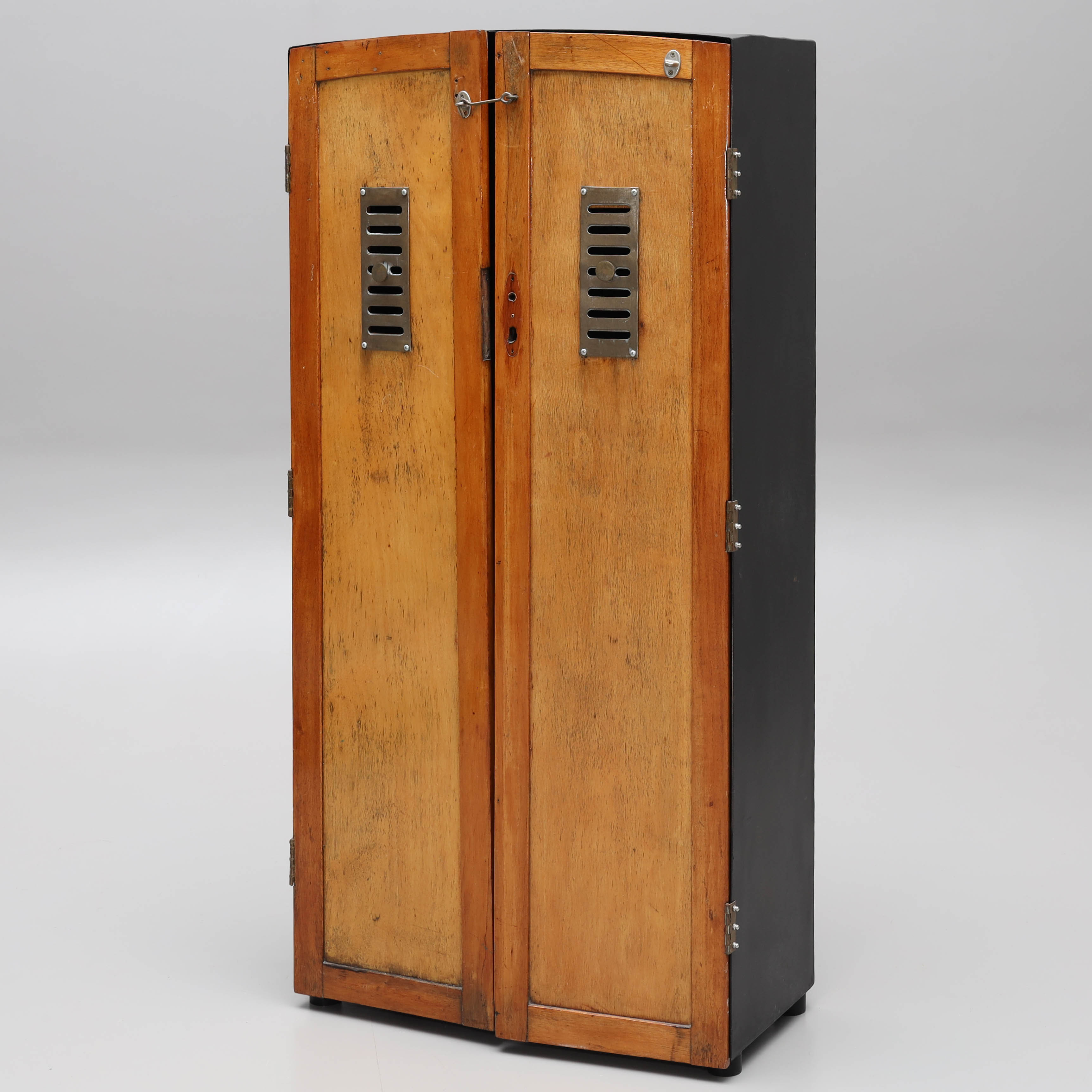 SKÅP, plåt & trä, dörrar med ventilationsgaller, från skuta.