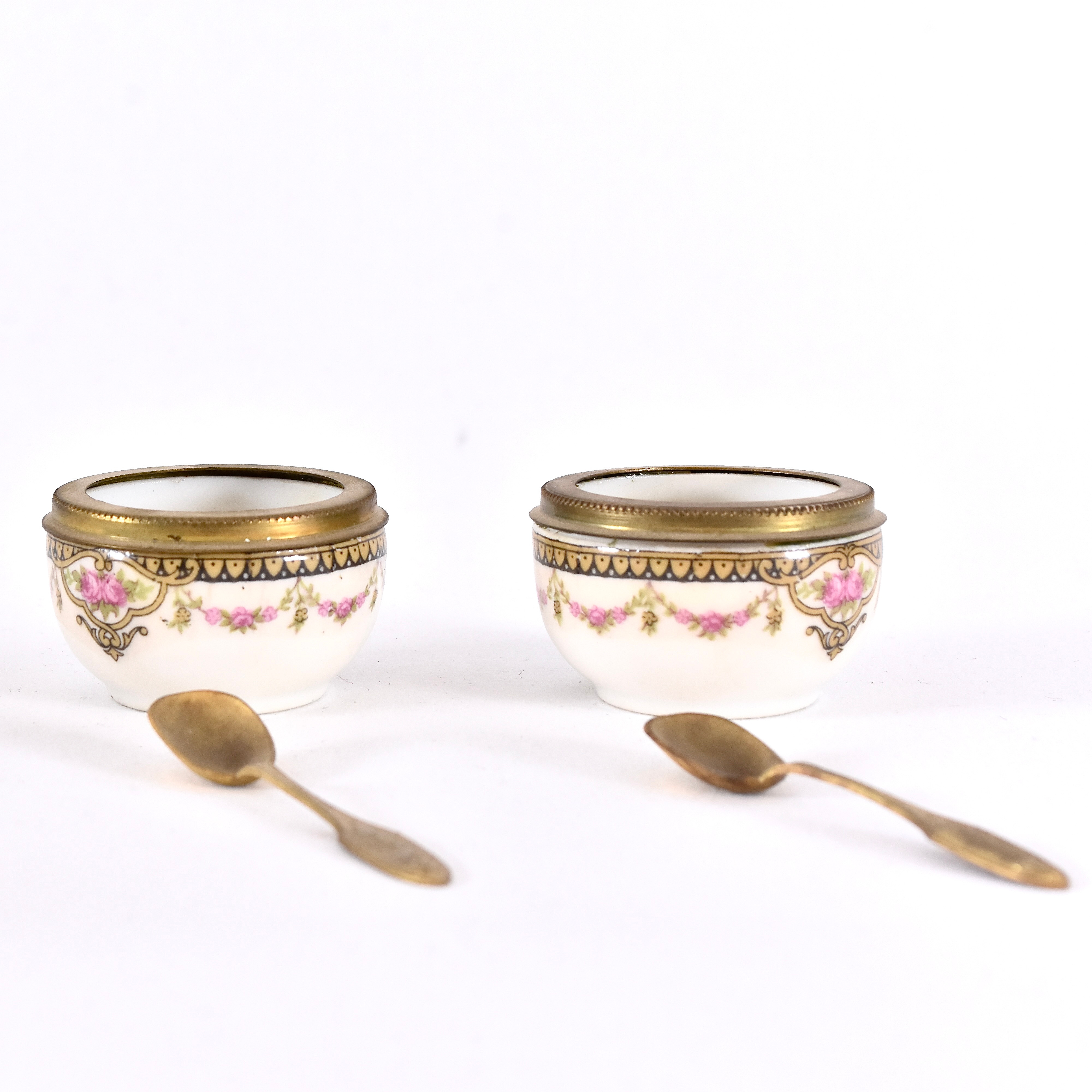 SALTKAR, ett par, porslin med förgyllda beslag och saltskedar, Limoges, 1900-talets början.