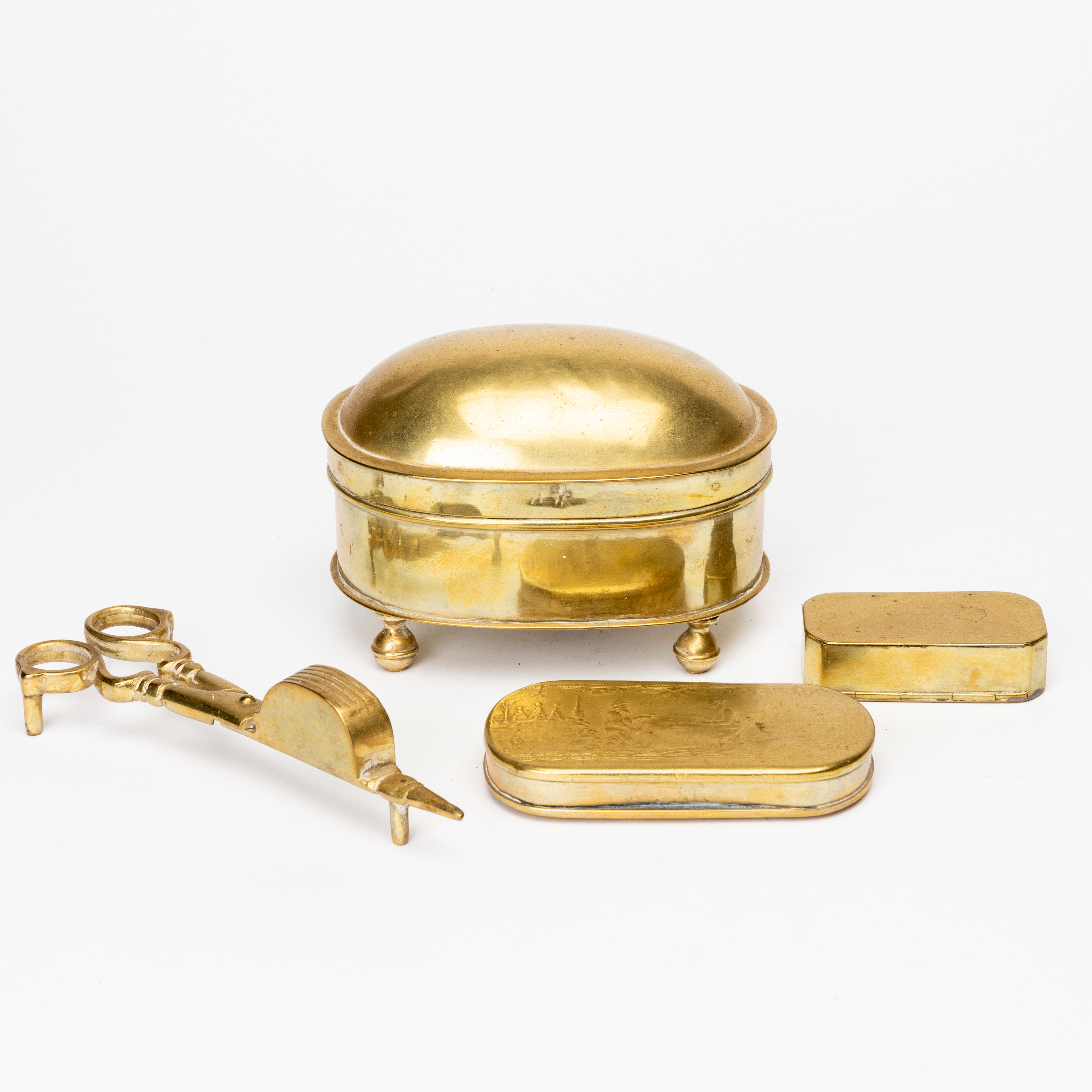 SKRIN, LJUSSAX samt DOSOR, 2 st, mässing, 1700-/1800-tal.