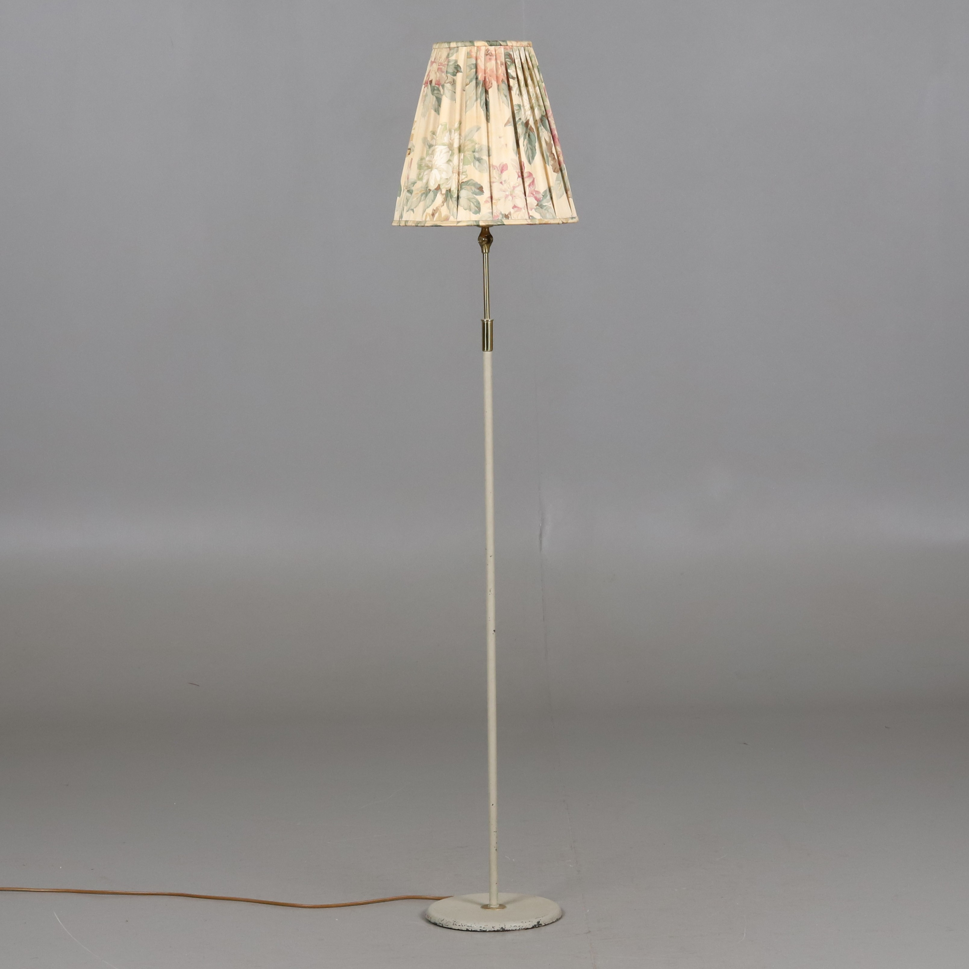 GOLVLAMPA. Mässing och vitlackerad metall, justerbar skärm, 1960/70-tal.