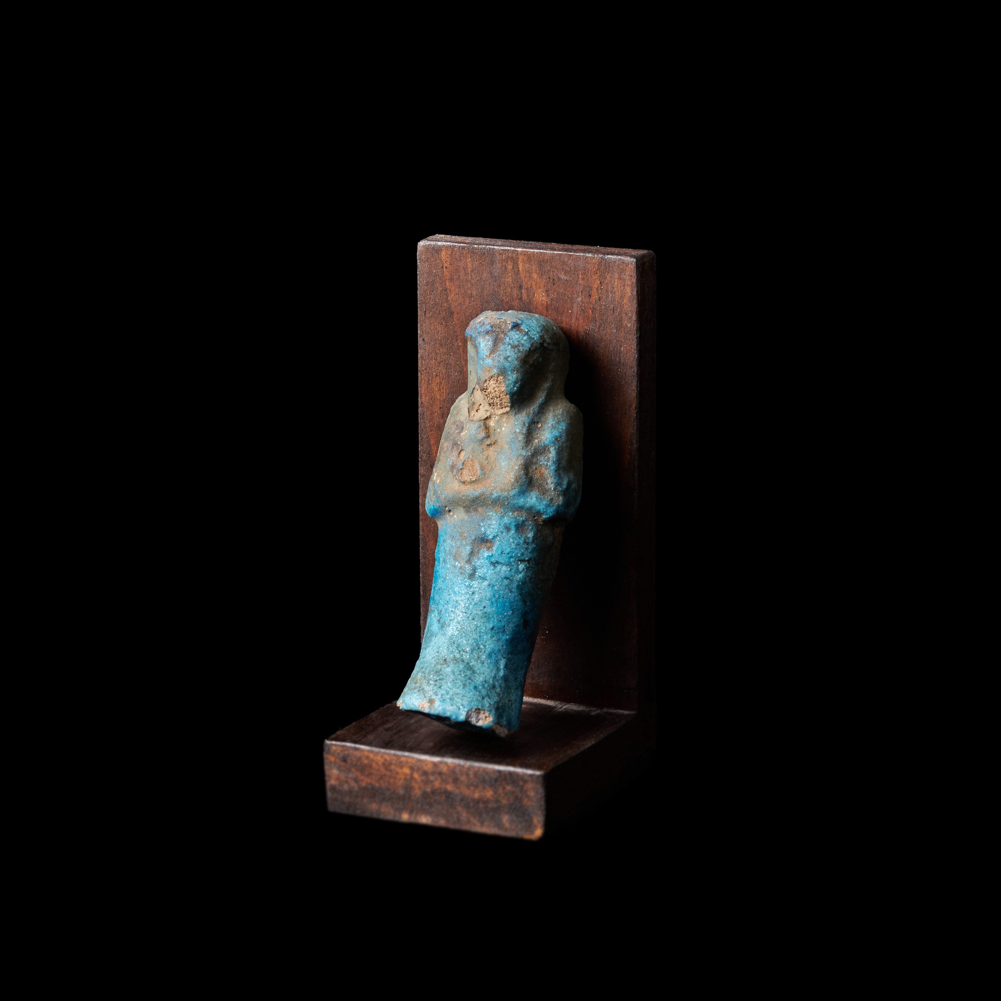 USHABTI, Egypten, 21 dynastin, ca 1090-945 f Kr, fajans, monterad på sockel i trä.