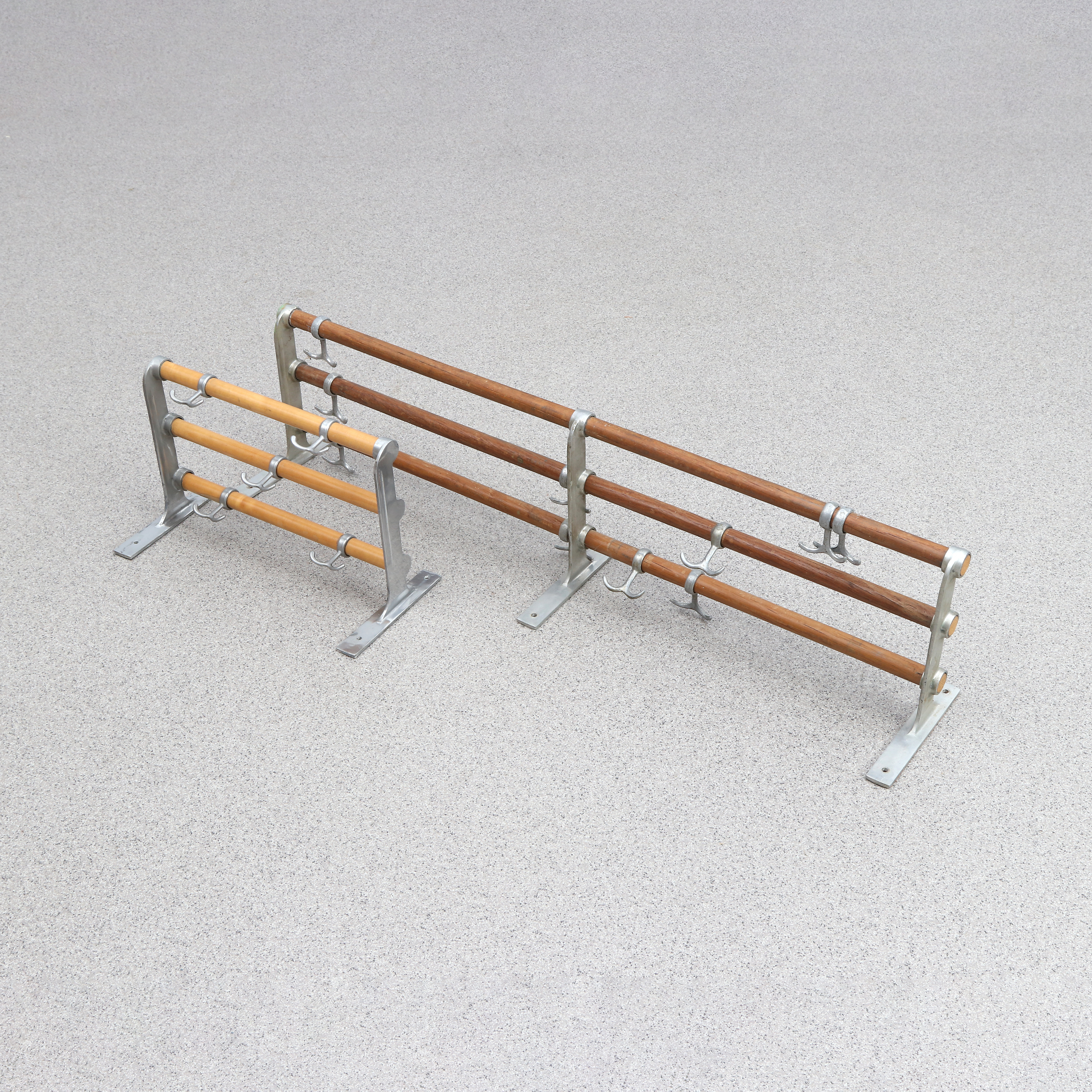 HATTHYLLOR, TVÅ ST. Förnicklad metall samt trä. Funkis, 1900-tal.