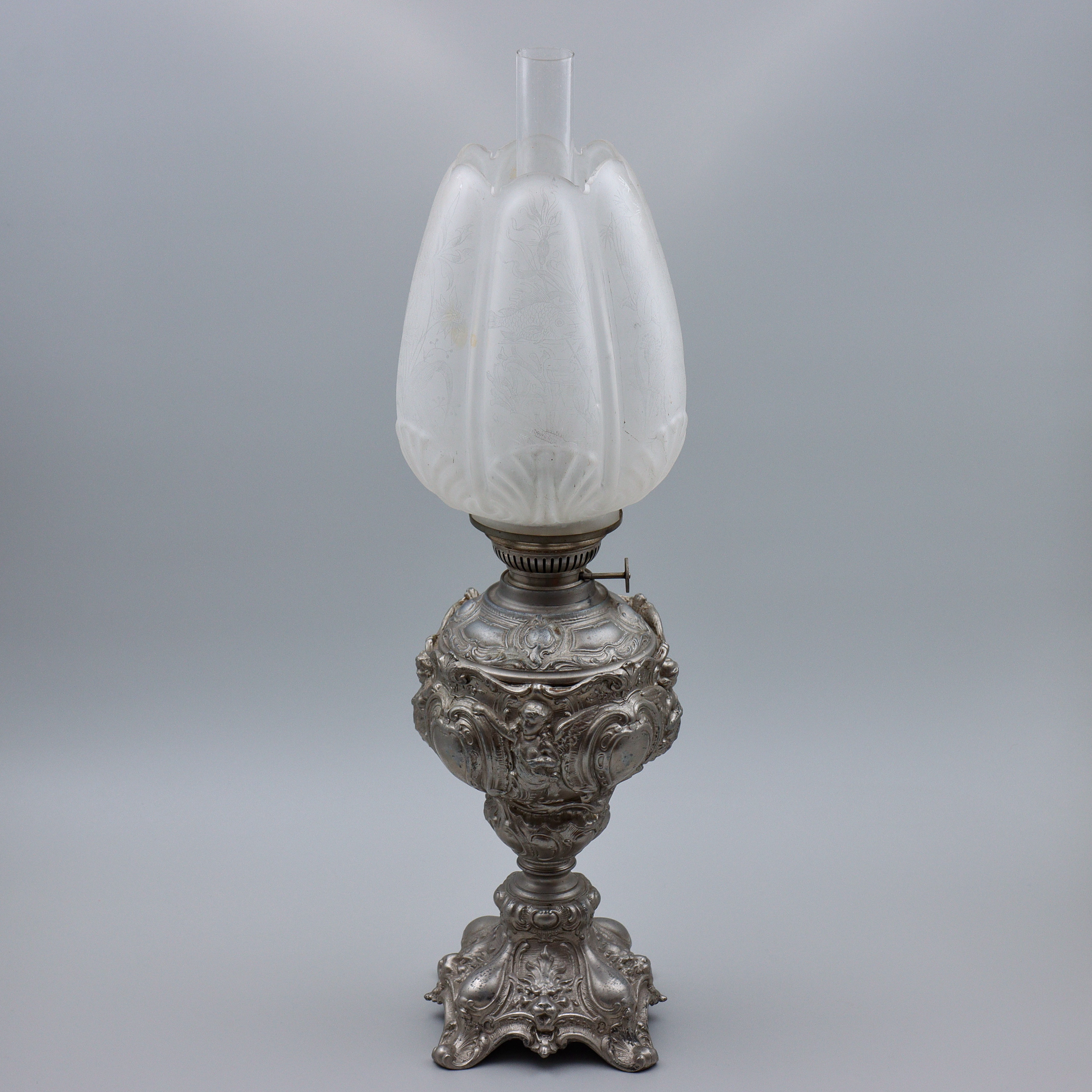 BORDSFOTOGENLAMPA, "TULPAN" KUPA I GLAS, FOT MED "PUTTISAR" RELIEFDEKOR.