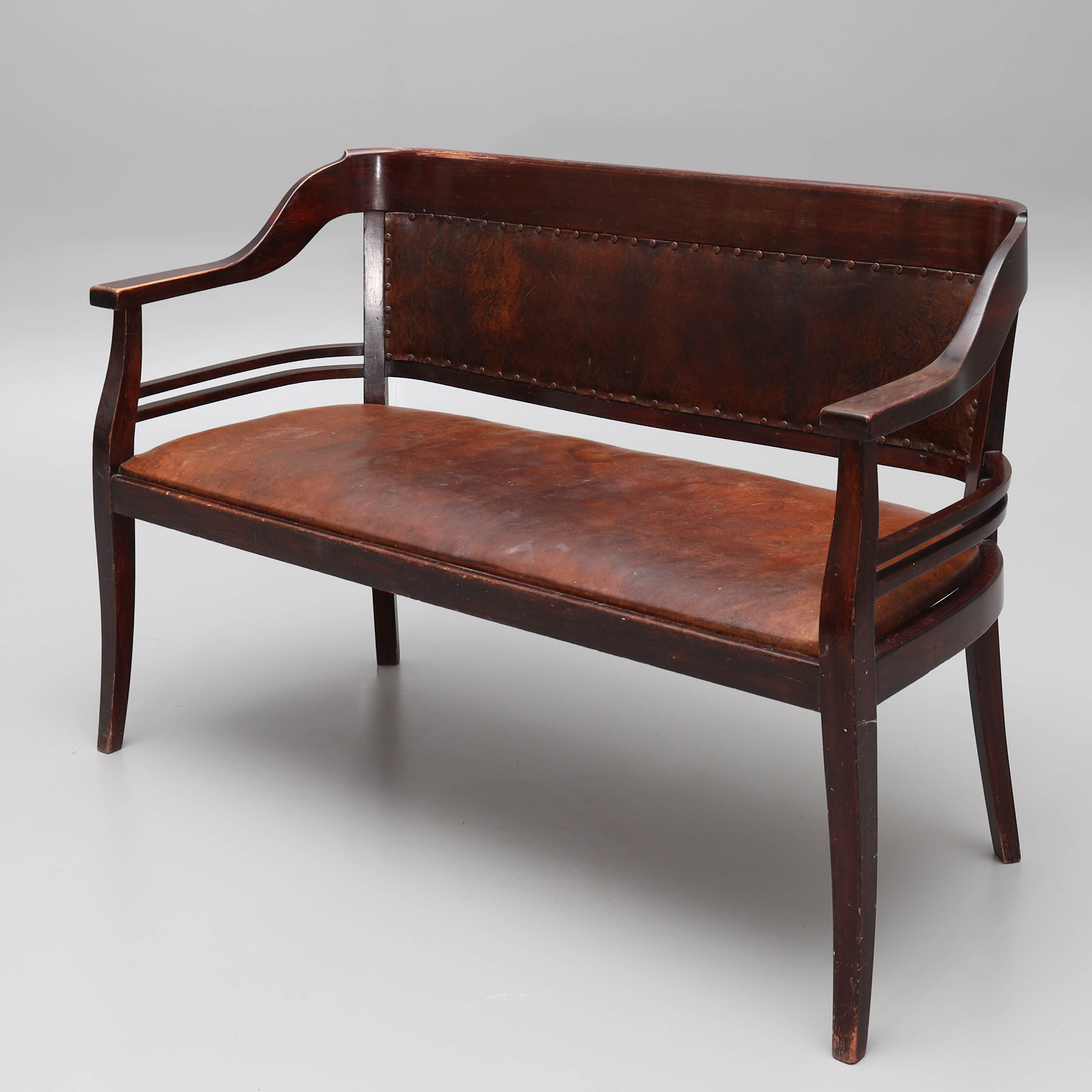 SOFFA, betsat trä, sits och rygg klädd i läder, jugend, tidigt 1900-tal.