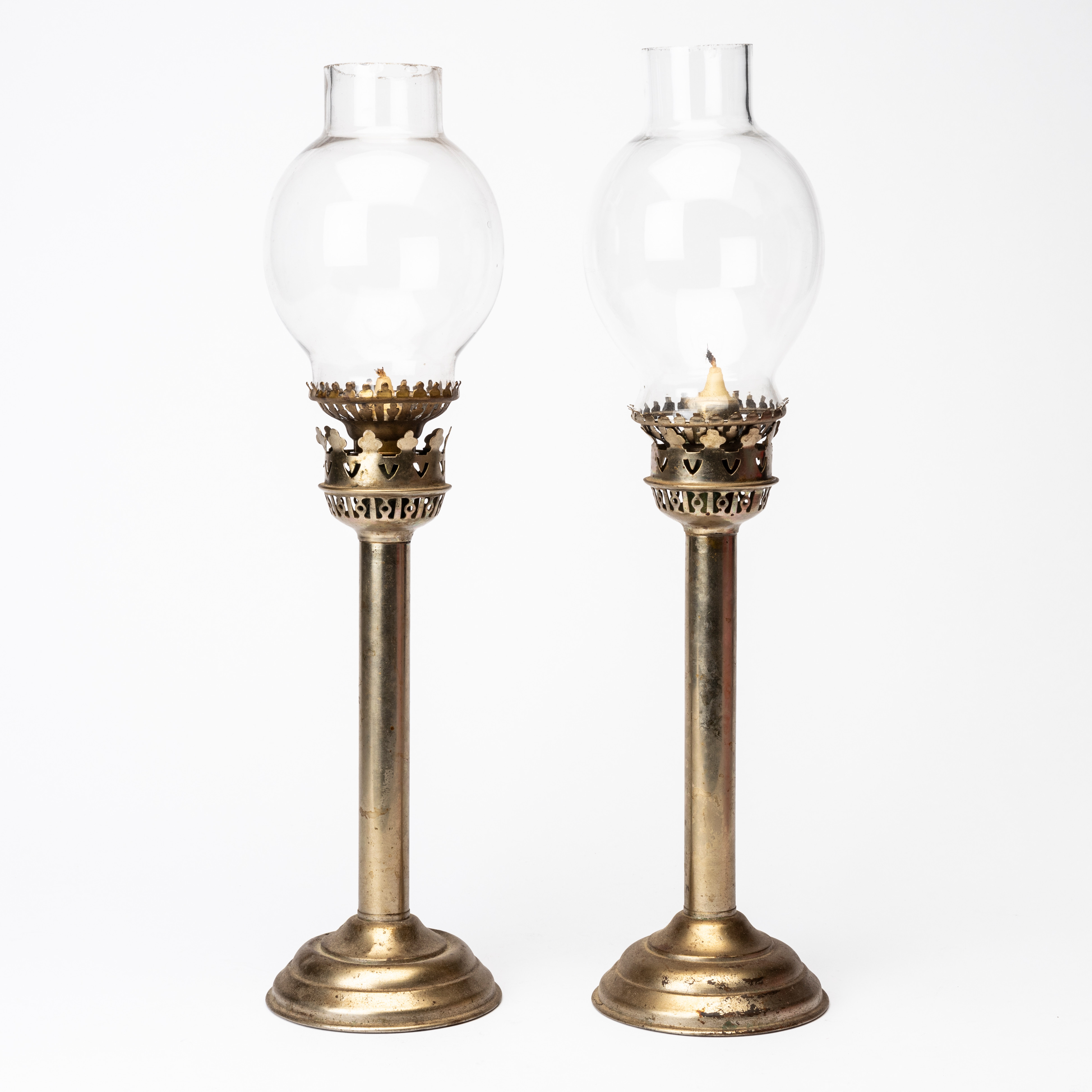 LJUSSTAKAR 2 st snarlika med fjädermatning, vitmetall, 1900-tal.