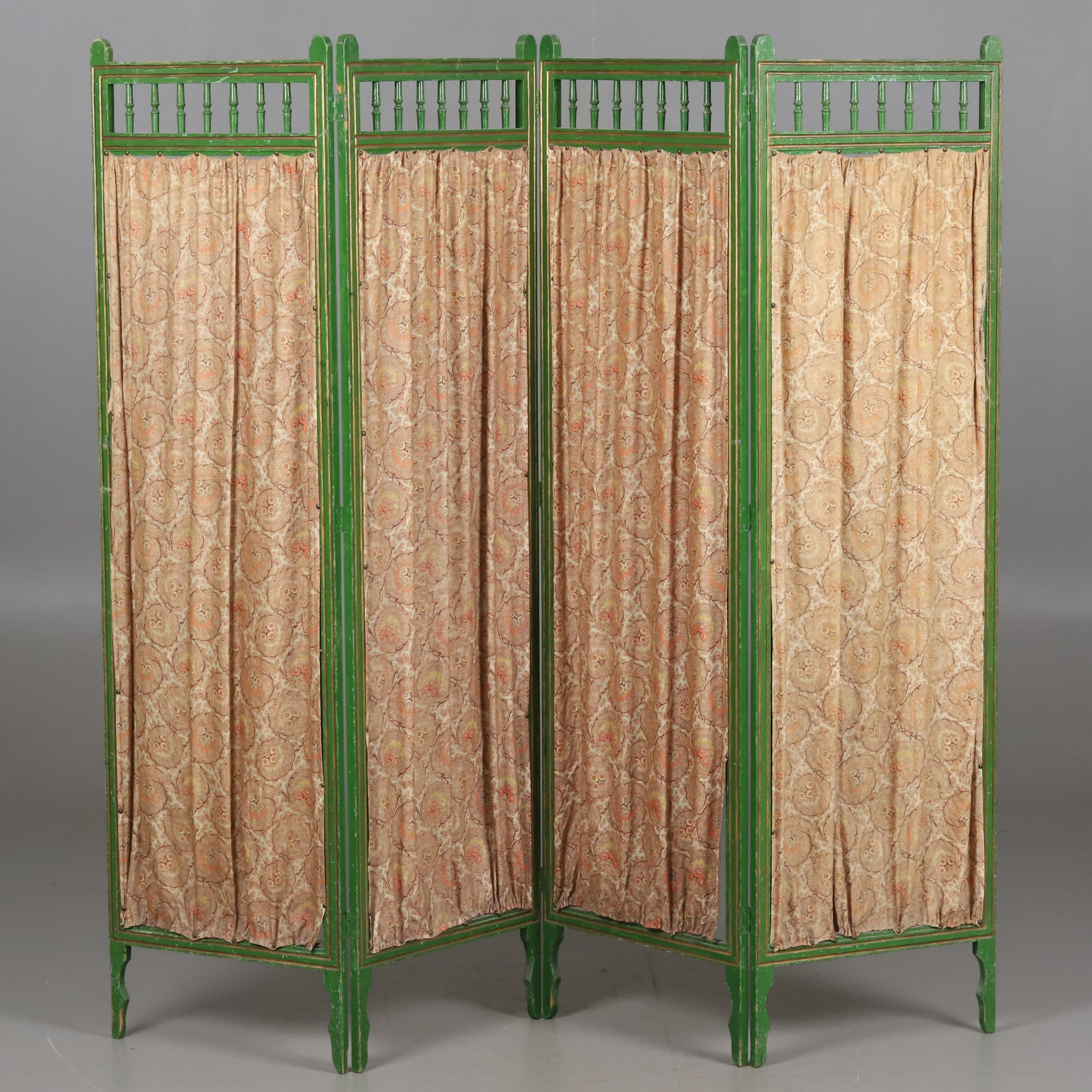 VIKSKÄRM. Trä och tyg, 4 sektioner, 1900-tal.