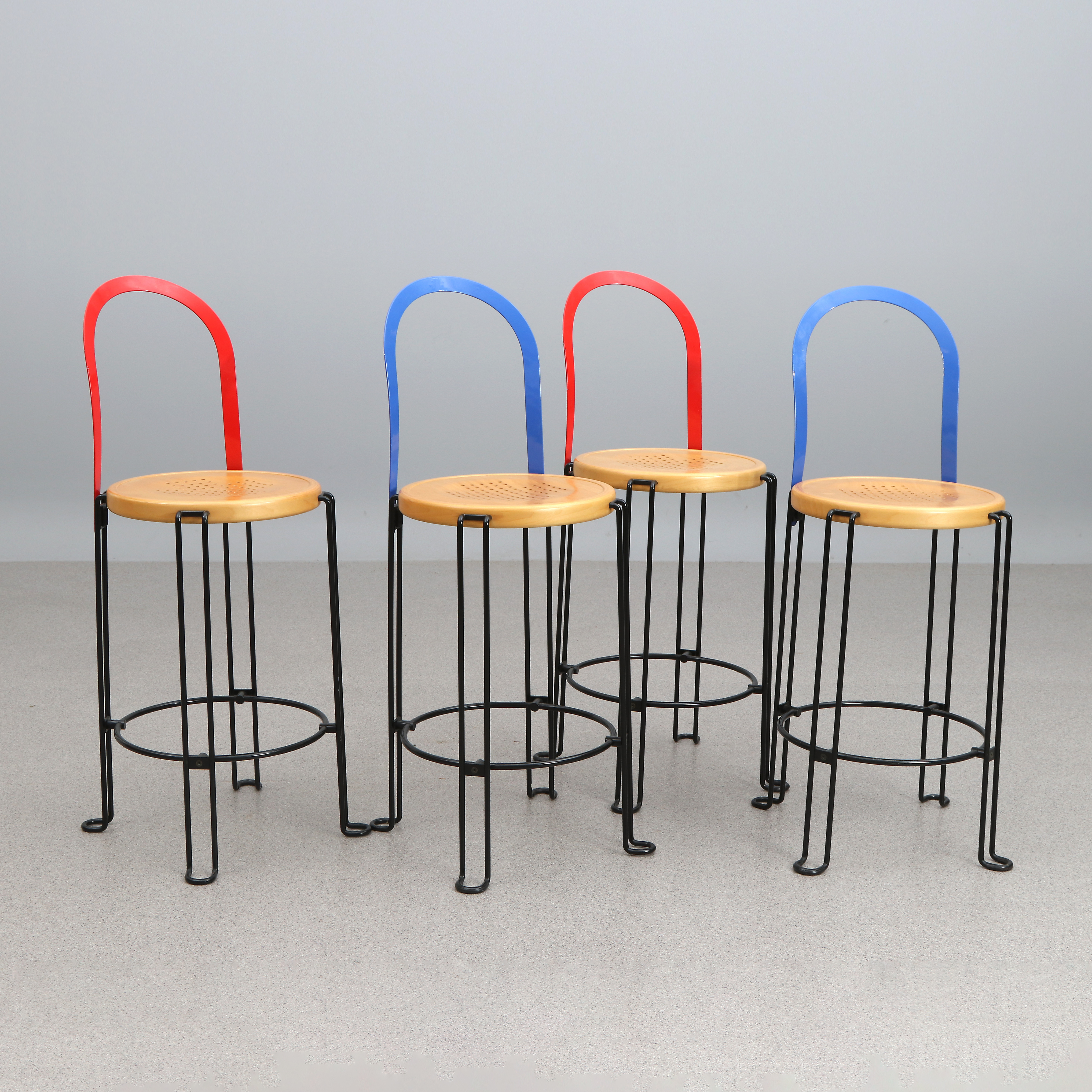 BÖRGE LINDAU. BARSTOLAR, FYRA ST. Björk och lackerad metall. "Pop", Blå Station, modellen formgiven 1986.