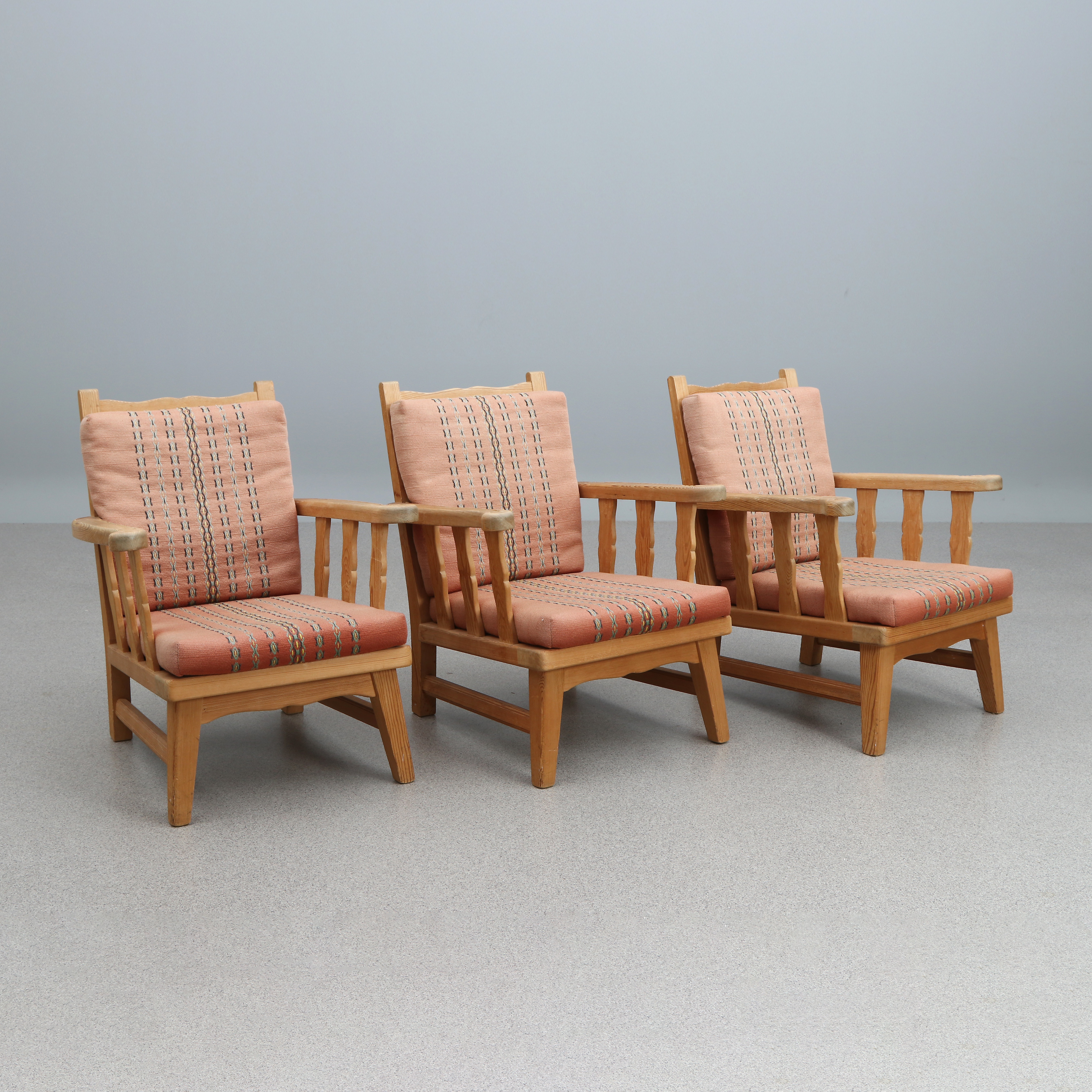 FÅTÖLJER, TRE ST. Furu med textilklädda dynor. Krogenäs, Norge. 1900-tal. Omärkta.