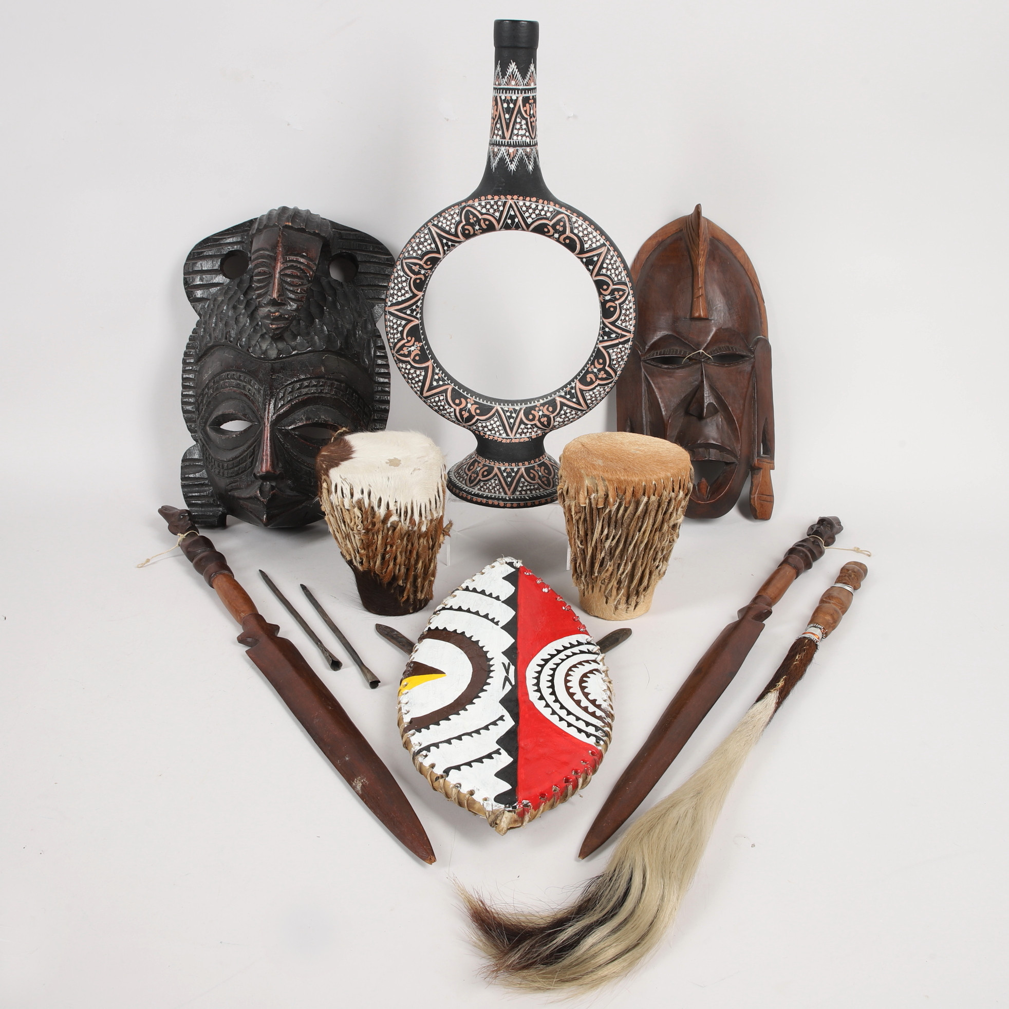PARTI MASKER, TRUMMOR, VAPEN & VAS, 13 delar, snidade, orientaliska/afrikanska.