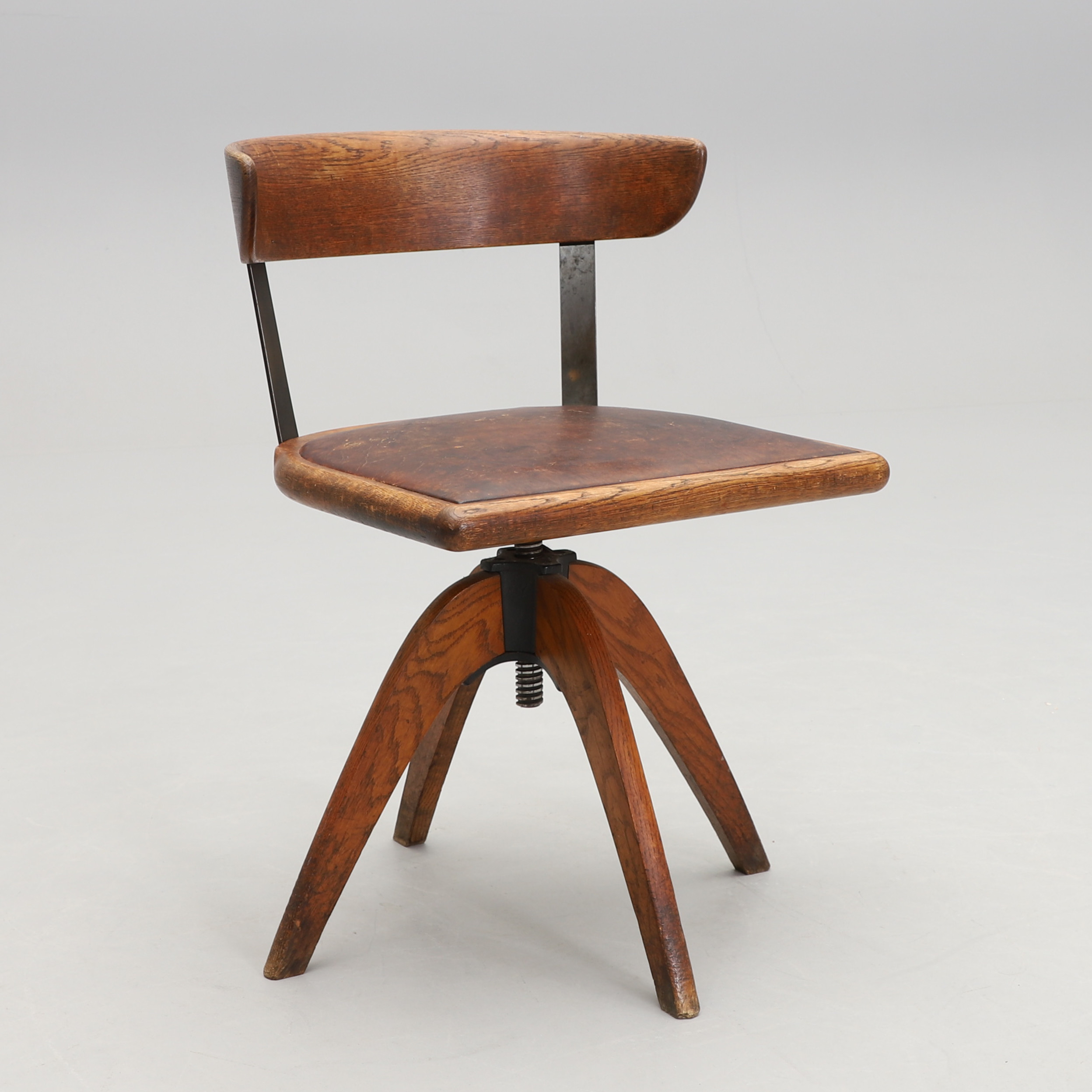 SKRIVBORDSSTOL, 1900-talets första hälft.