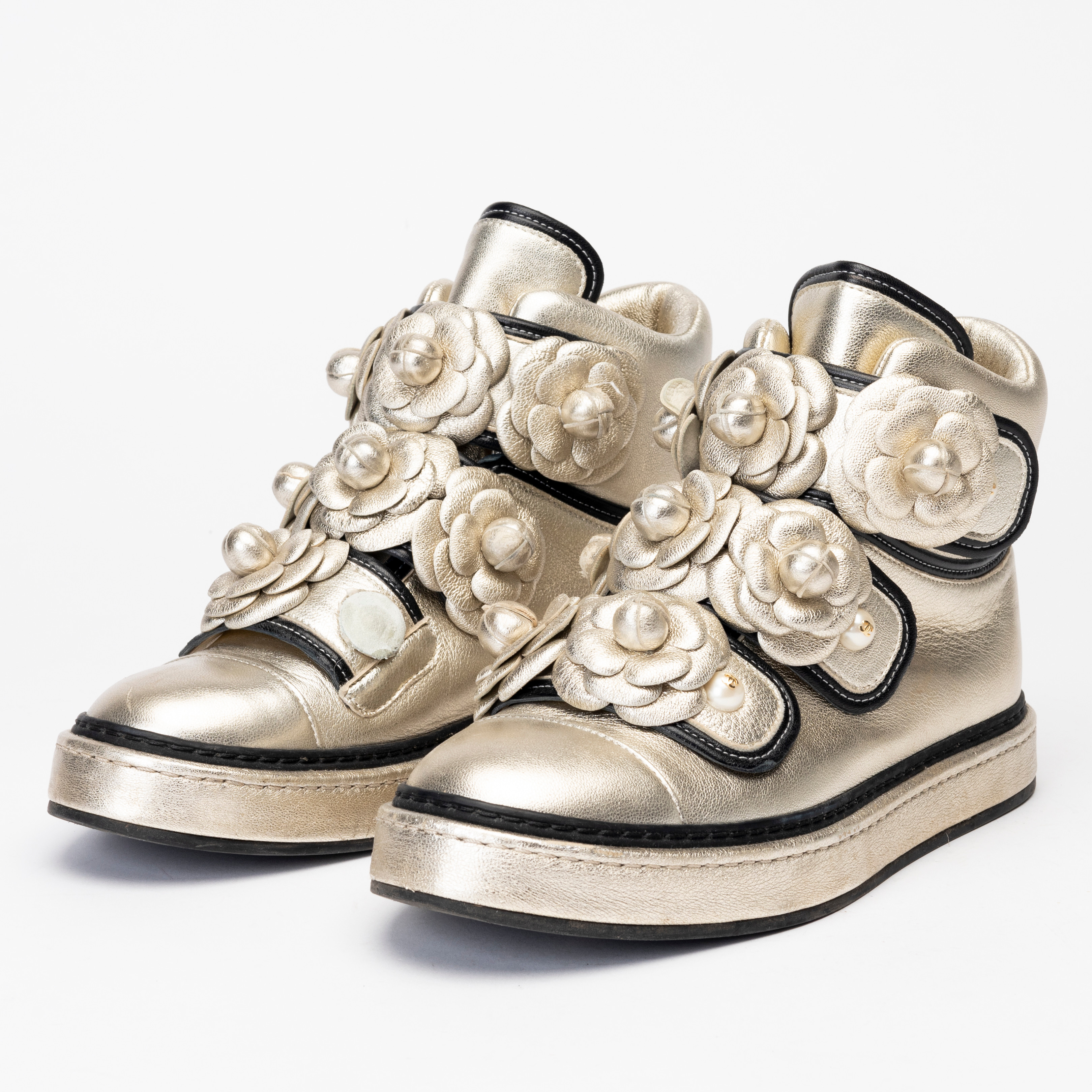 CHANEL. Sneakers, Chanel Camellia High top, storlek 36,5.