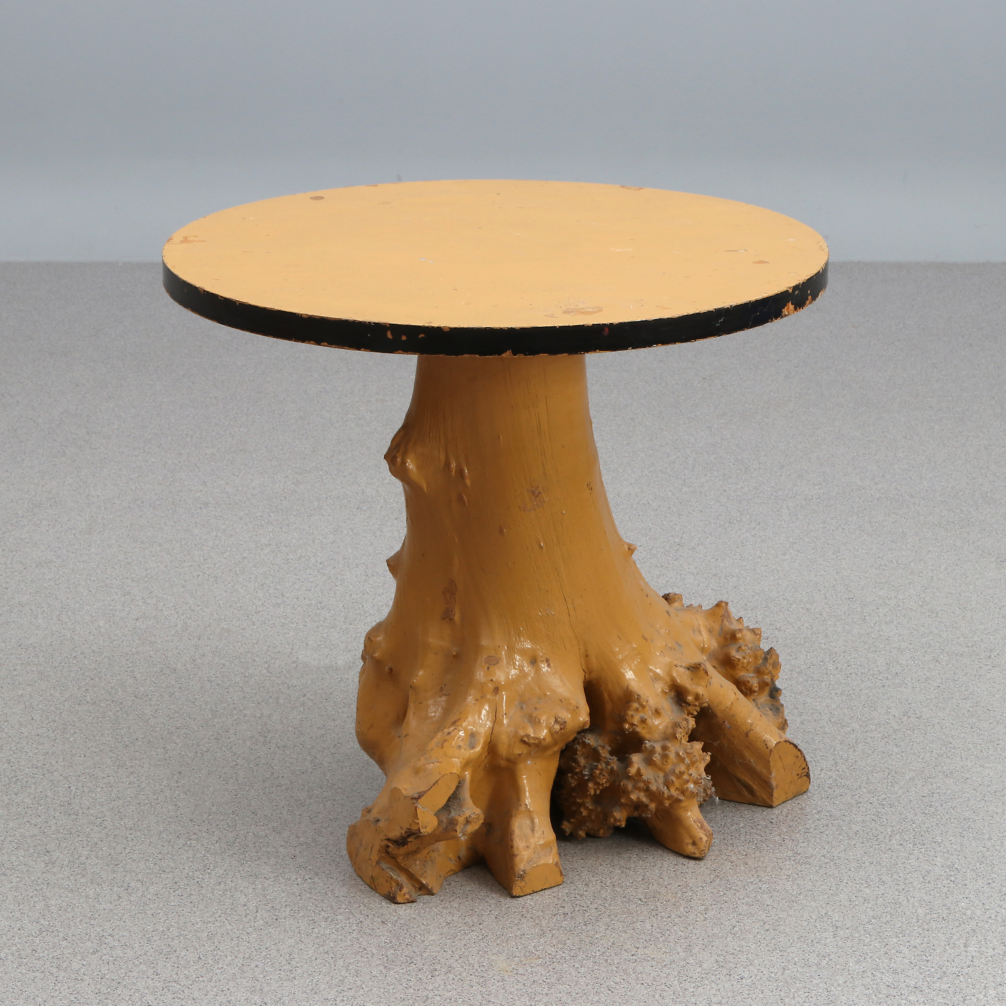 BORD. Bemålat trä. Naturalistisk dekor. 1900-tal.