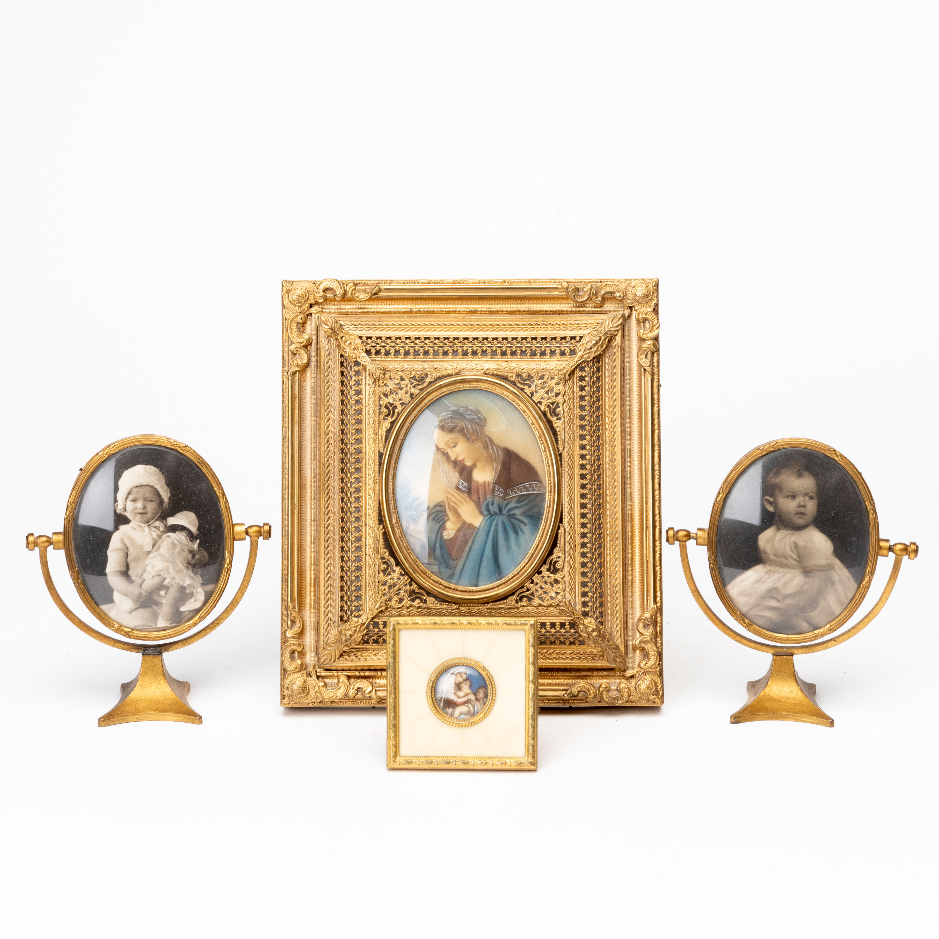 MINIATYRPORTRÄTT, 2 st bemålat tryck, samt 2 st bordsramar, 1900-tal.