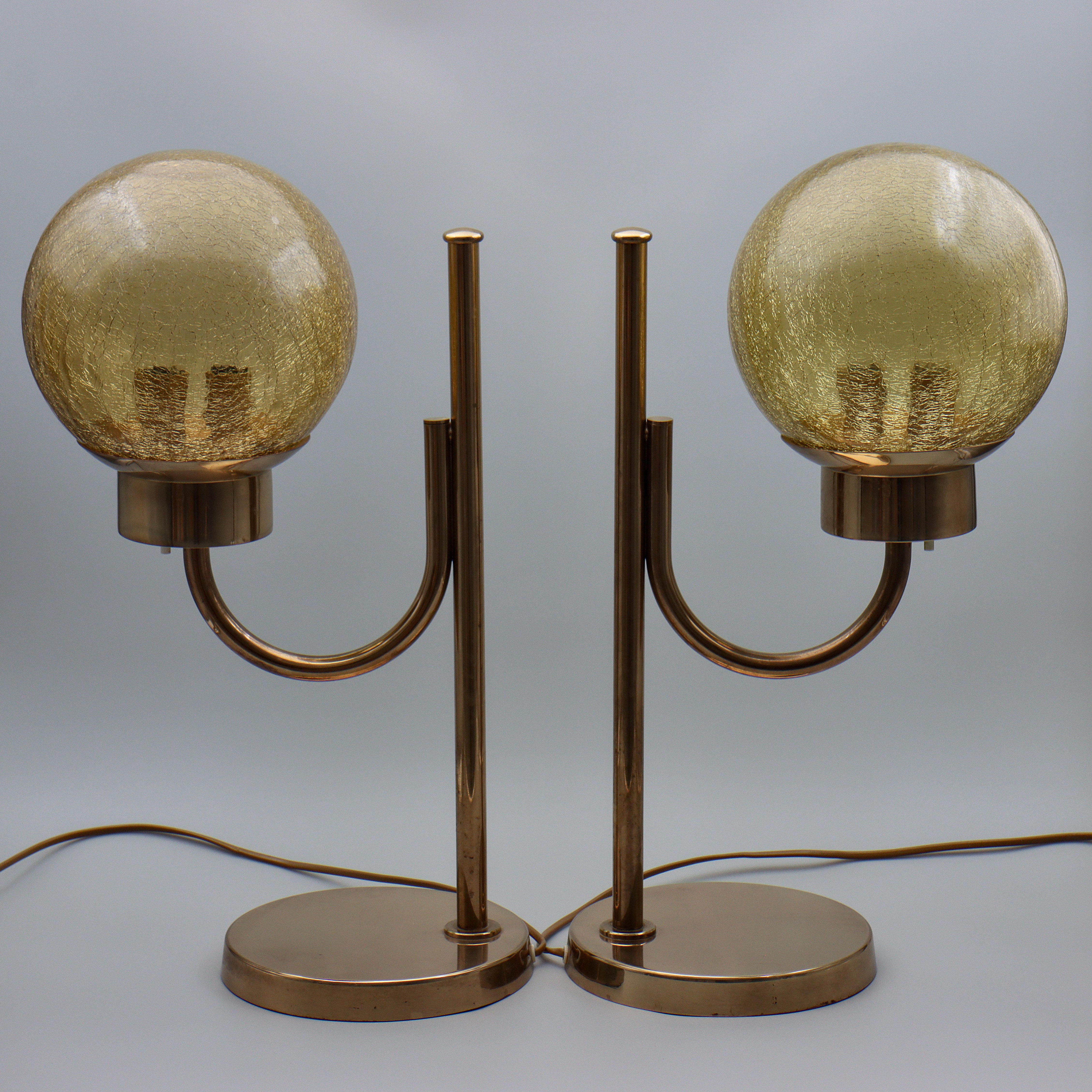 STORA BORDSLAMPOR, PARET, BERGBOMS B-090 (B-118) MÄSSING, KUPOR I GLAS, 1900-TALETS ANDRA HÄLFT.