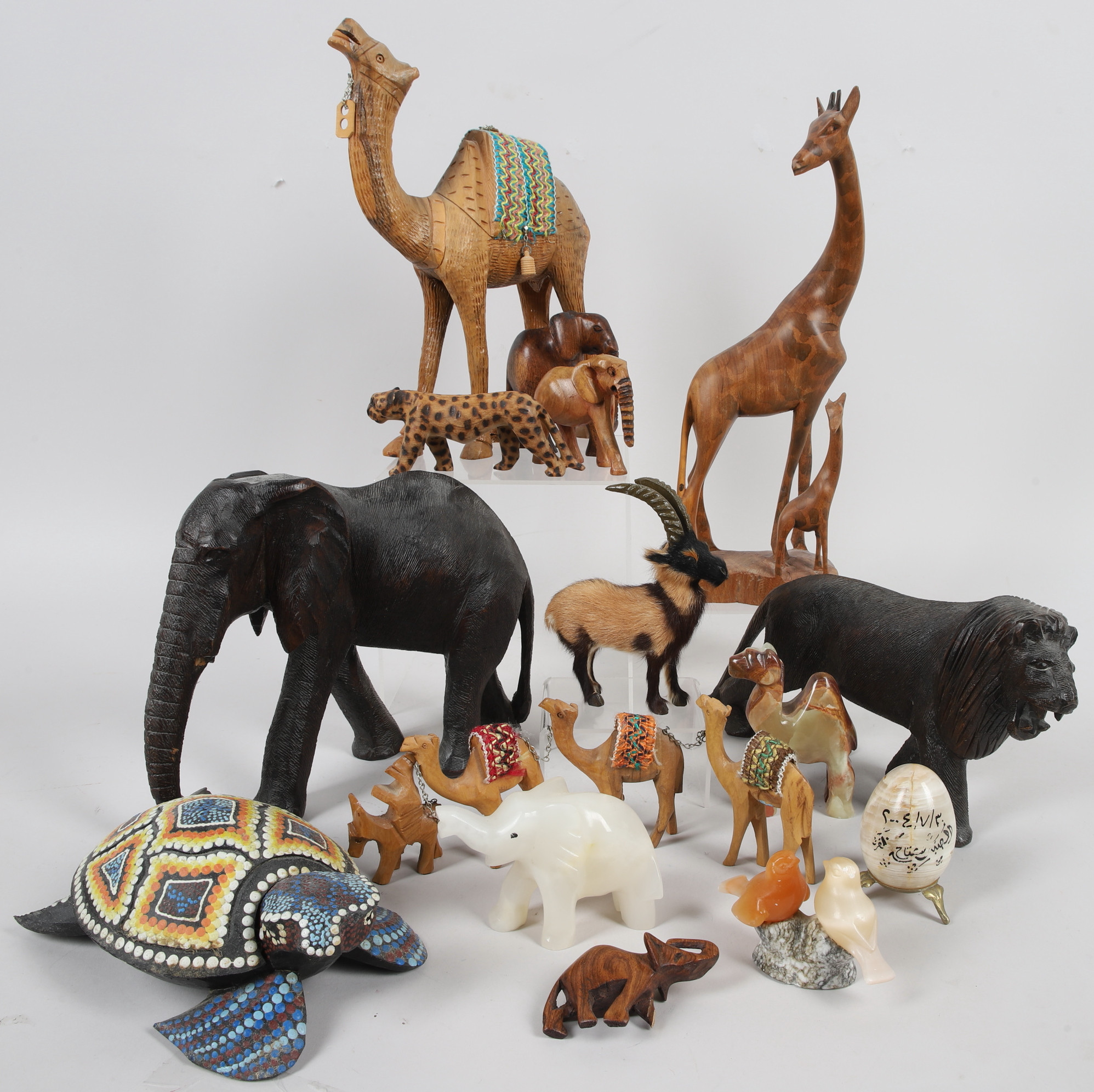 PARTI DJURFIGURINER, snidade i bl.a. trä och sten, orientaliska/afrikanska.
