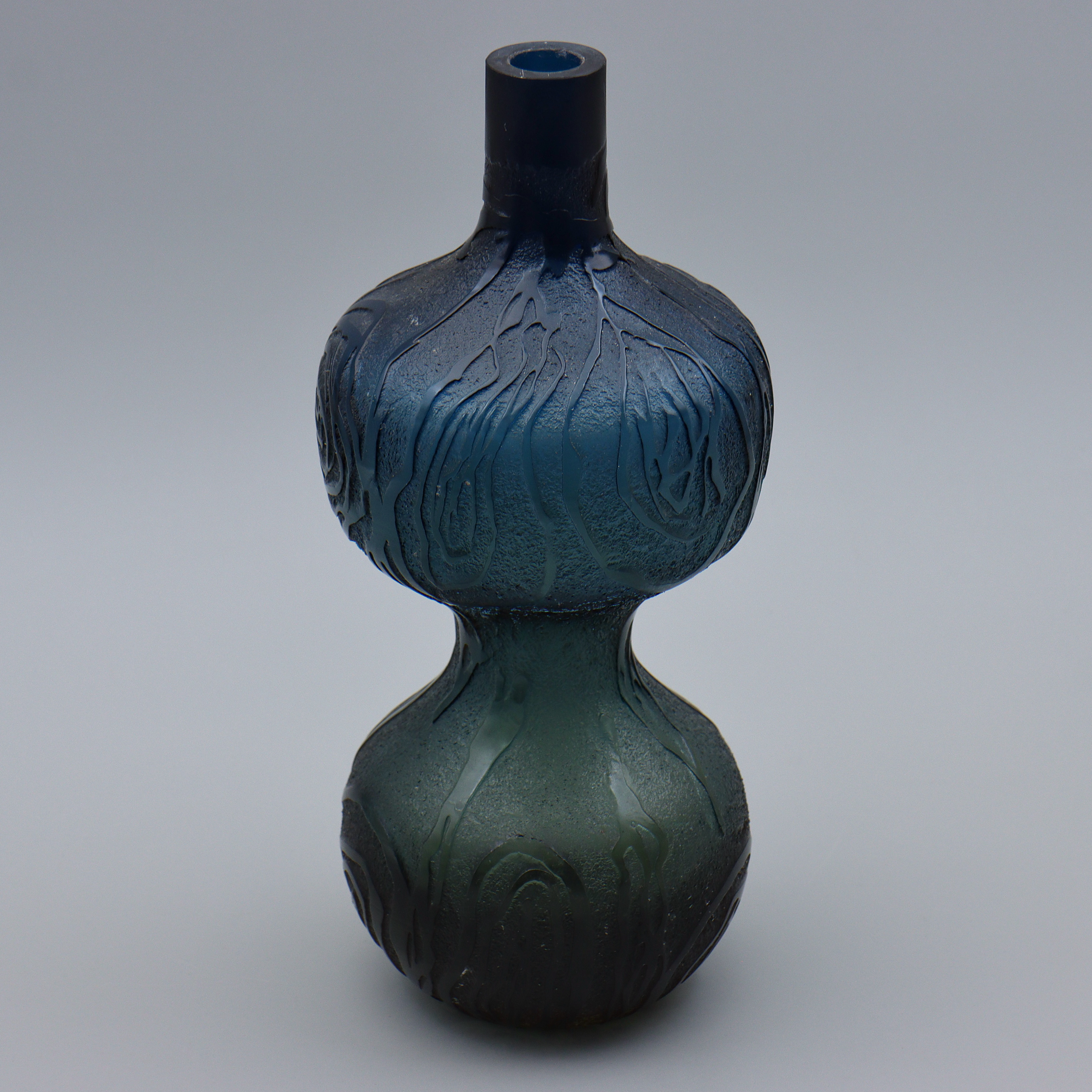 PUKEBERG. VAS I BLÅ/GRÖN TONIGT GLAS, RELIEFDEKOR, 1960-1964 GÖRAN WÄRFF.