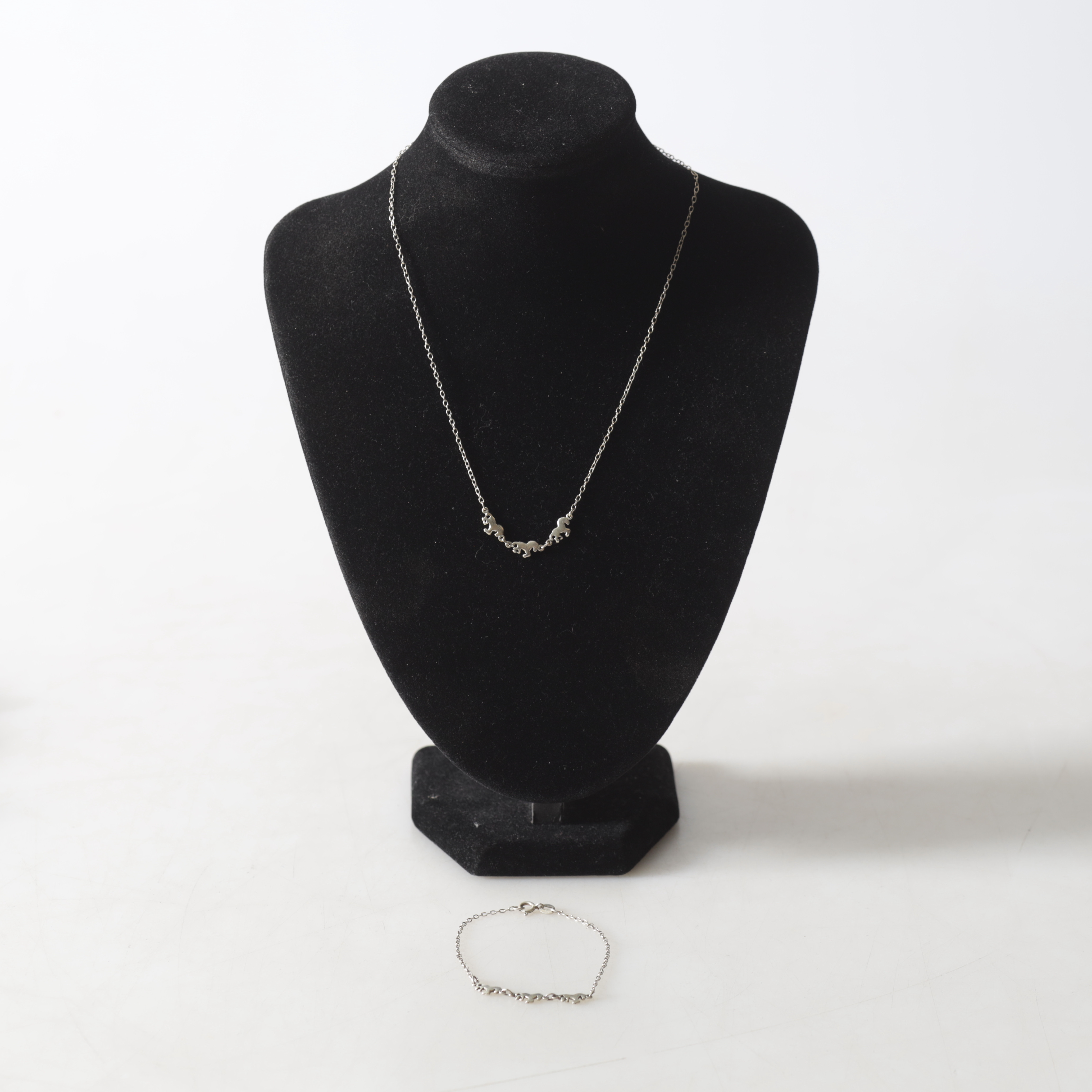 COLLIER & ARMBAND, sterlingsilver. Totalvikt ca 4,1 gram.